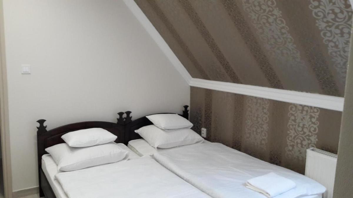 Single Room with Bath photo 1
