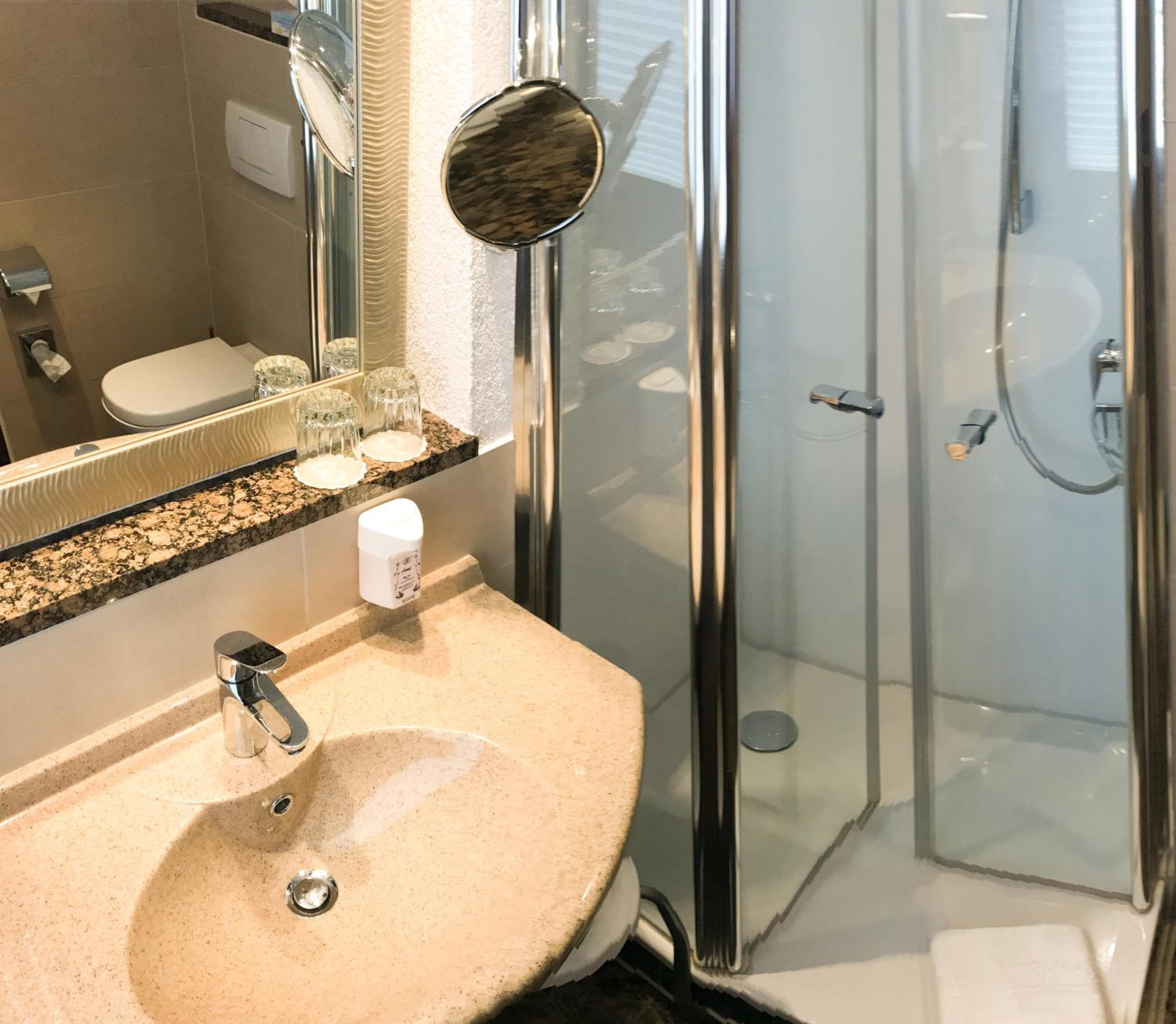 Standard Double Room - Photo 12
