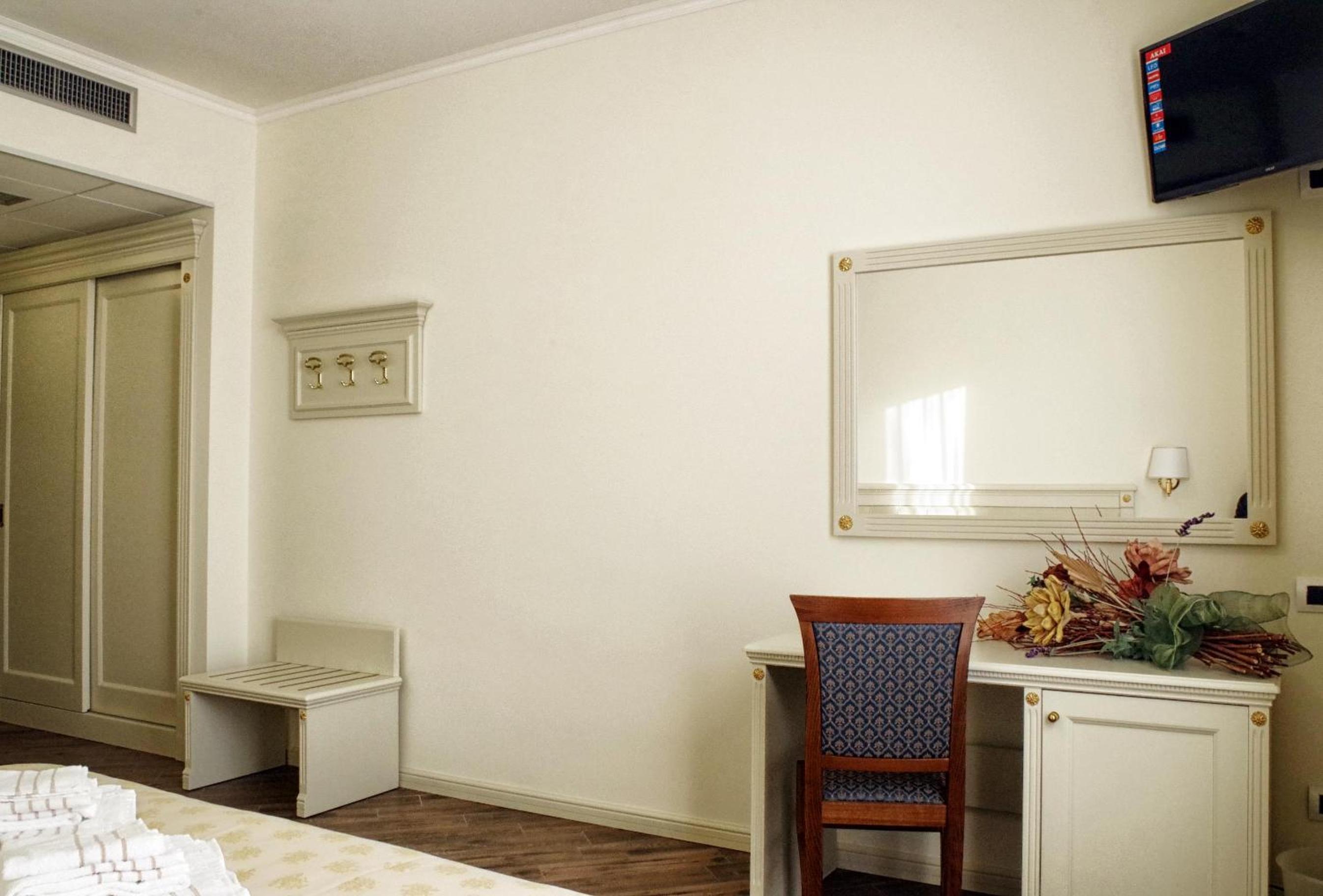 Deluxe Double Or Twin Room photo 2