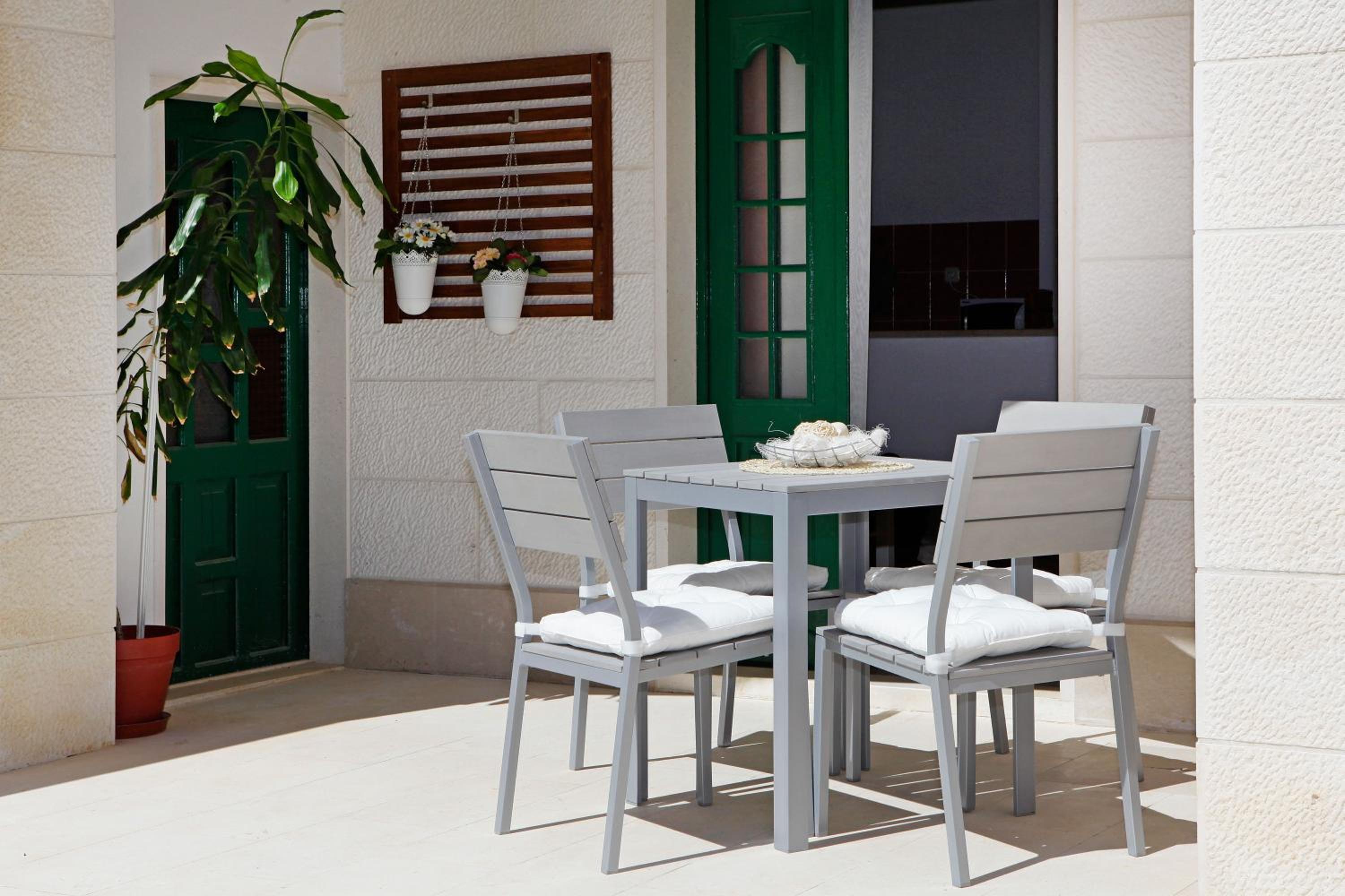 One-Bedroom Apartment with Garden View photo 2