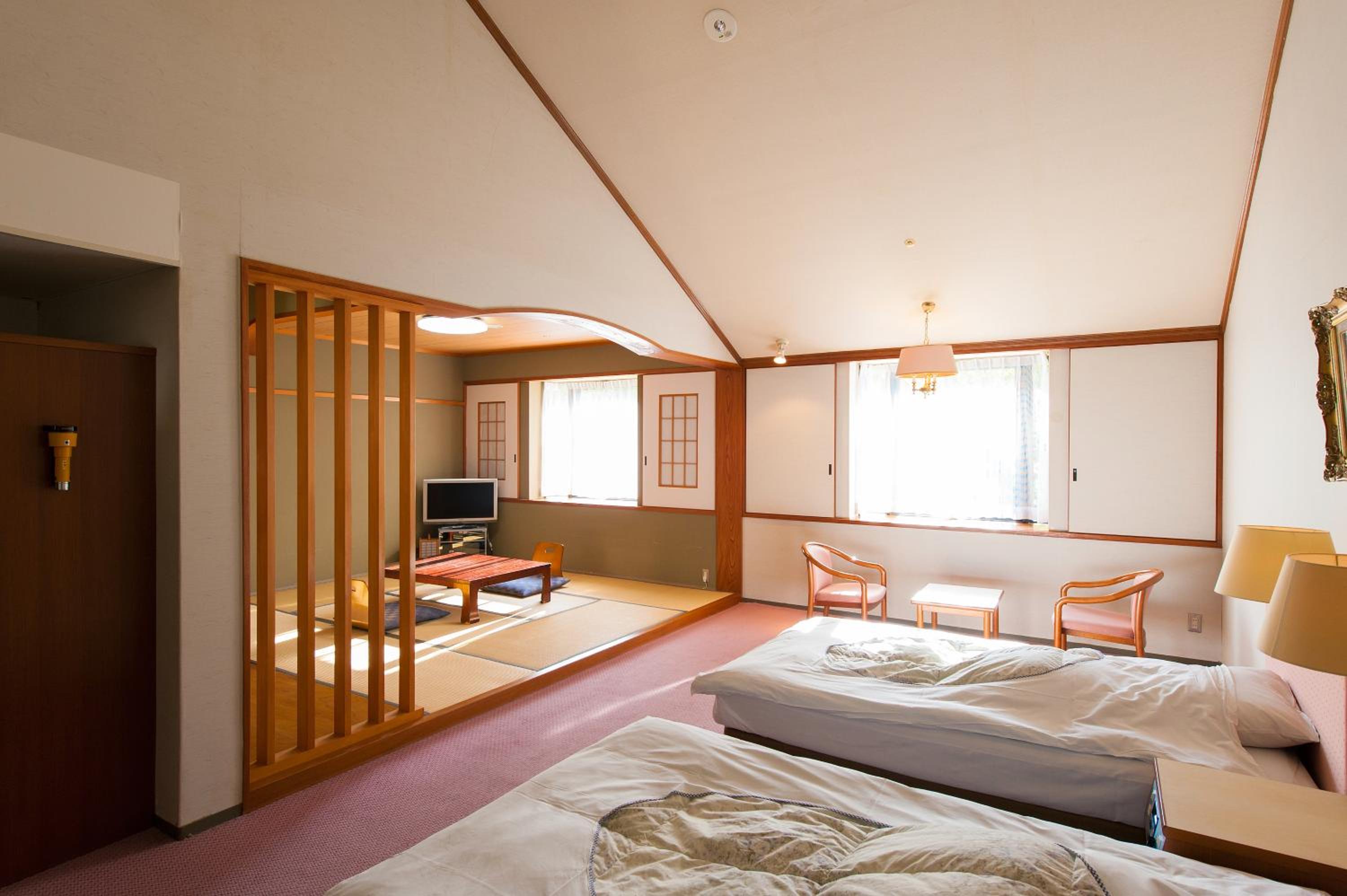 Family Room with Shared Bathroom photo 3