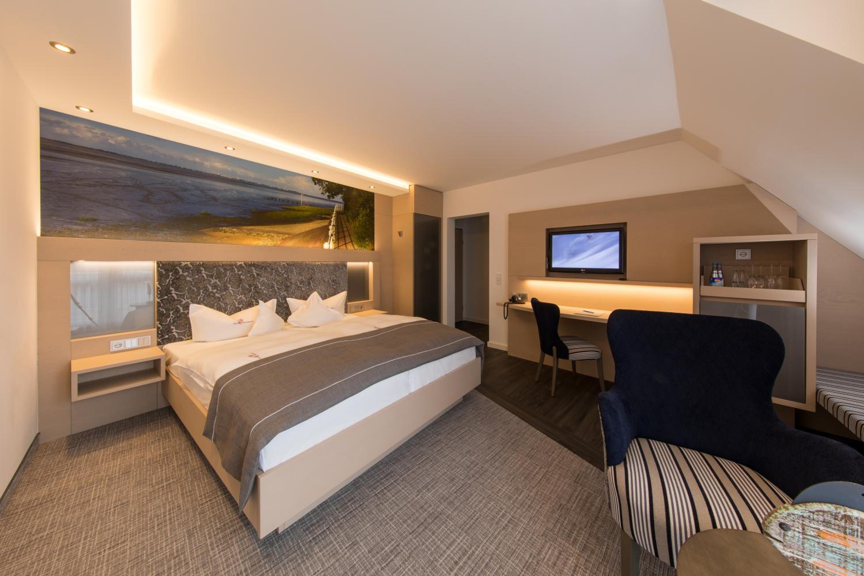 Deluxe Double Room with Balcony - Photo 5
