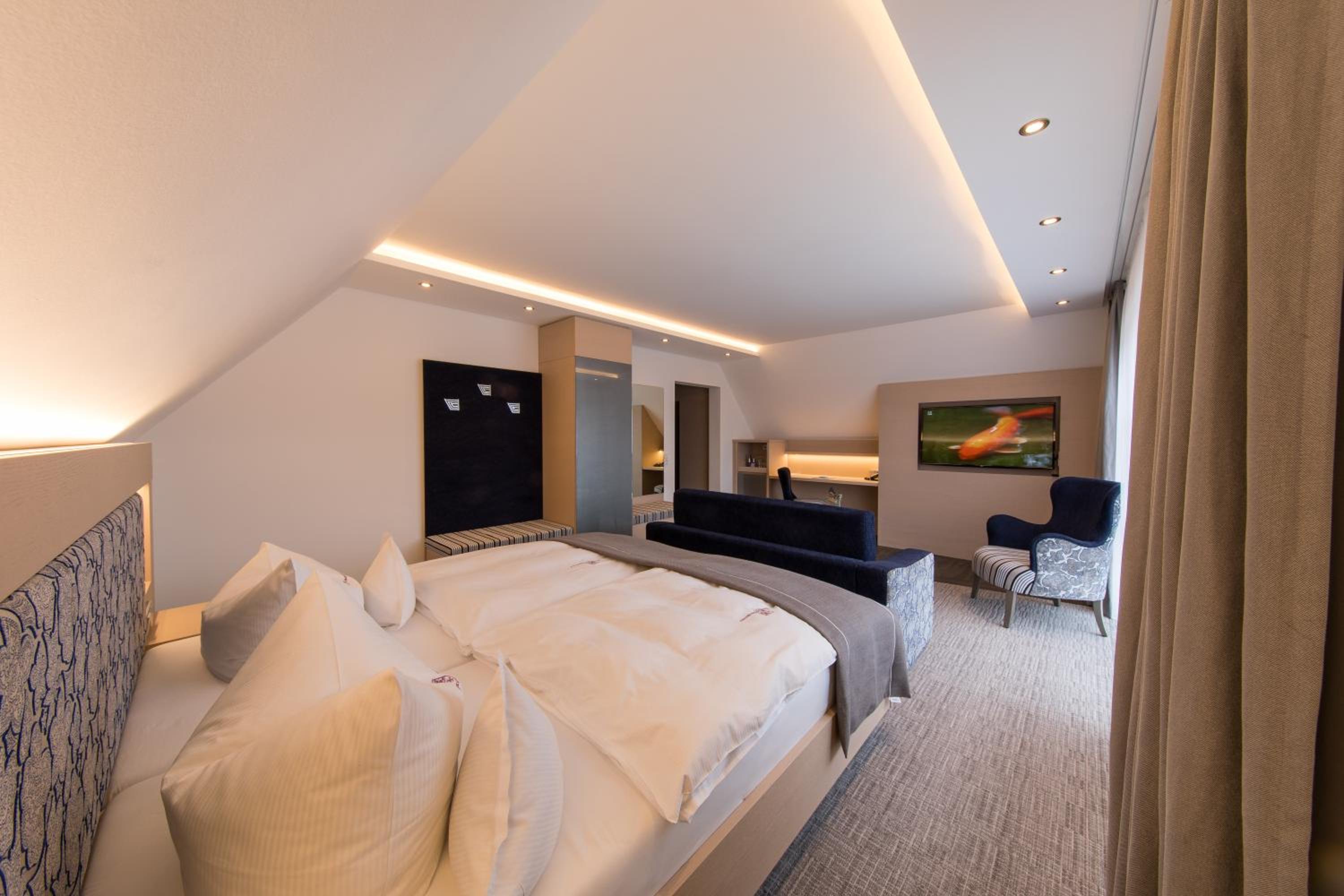 Deluxe Double Room with Balcony - Photo 28
