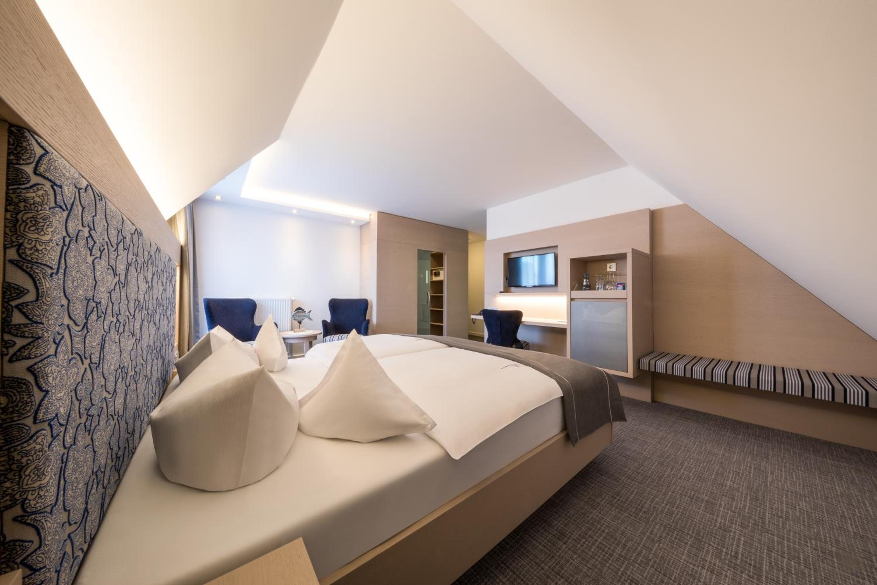 Deluxe Double Room with Balcony - Photo 9