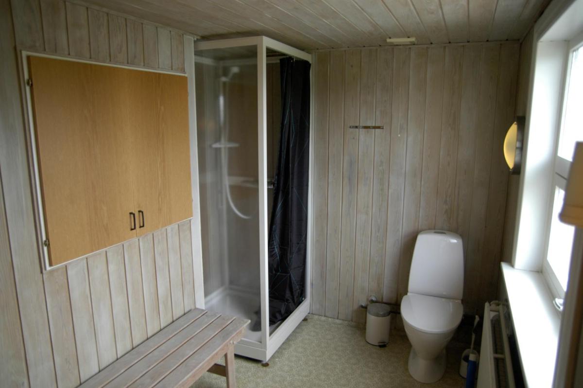 Family Room with Shared Bathroom photo 2