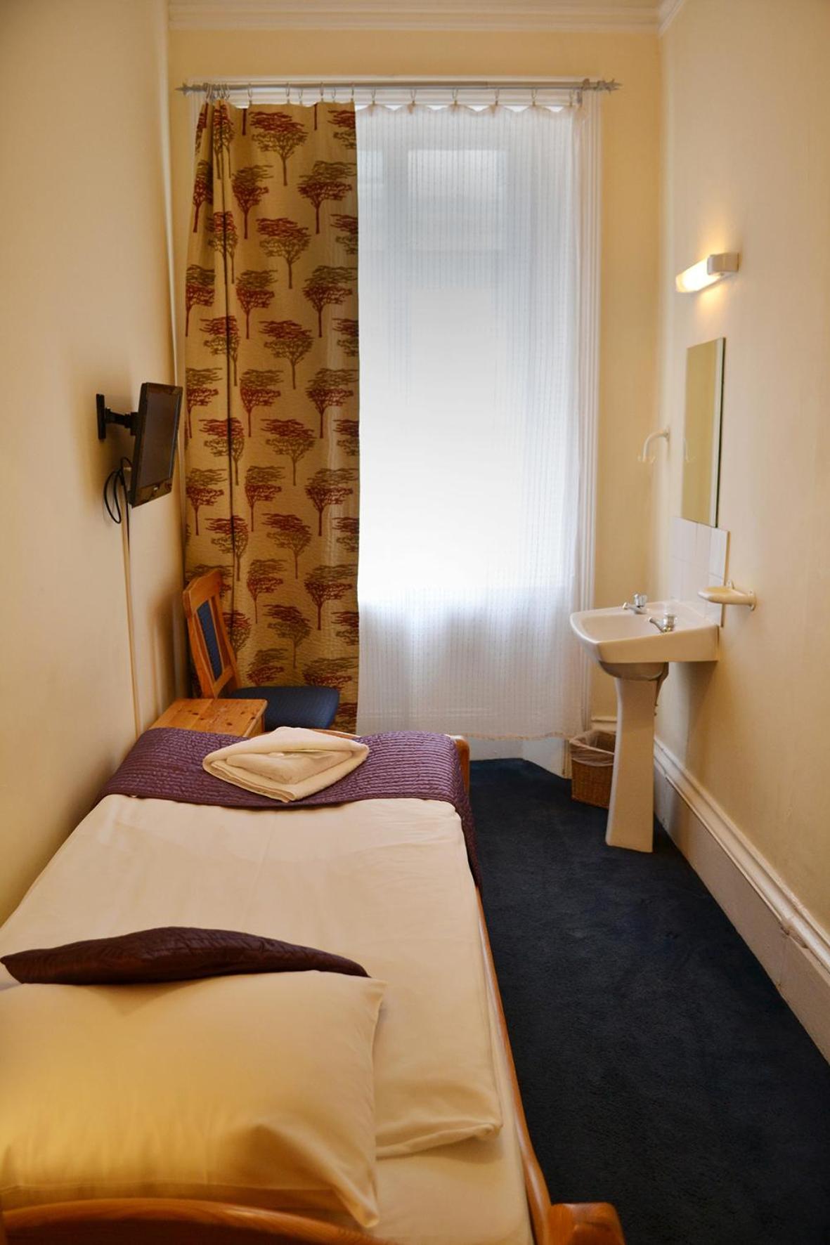 Single Room with Shared Bathroom photo 3