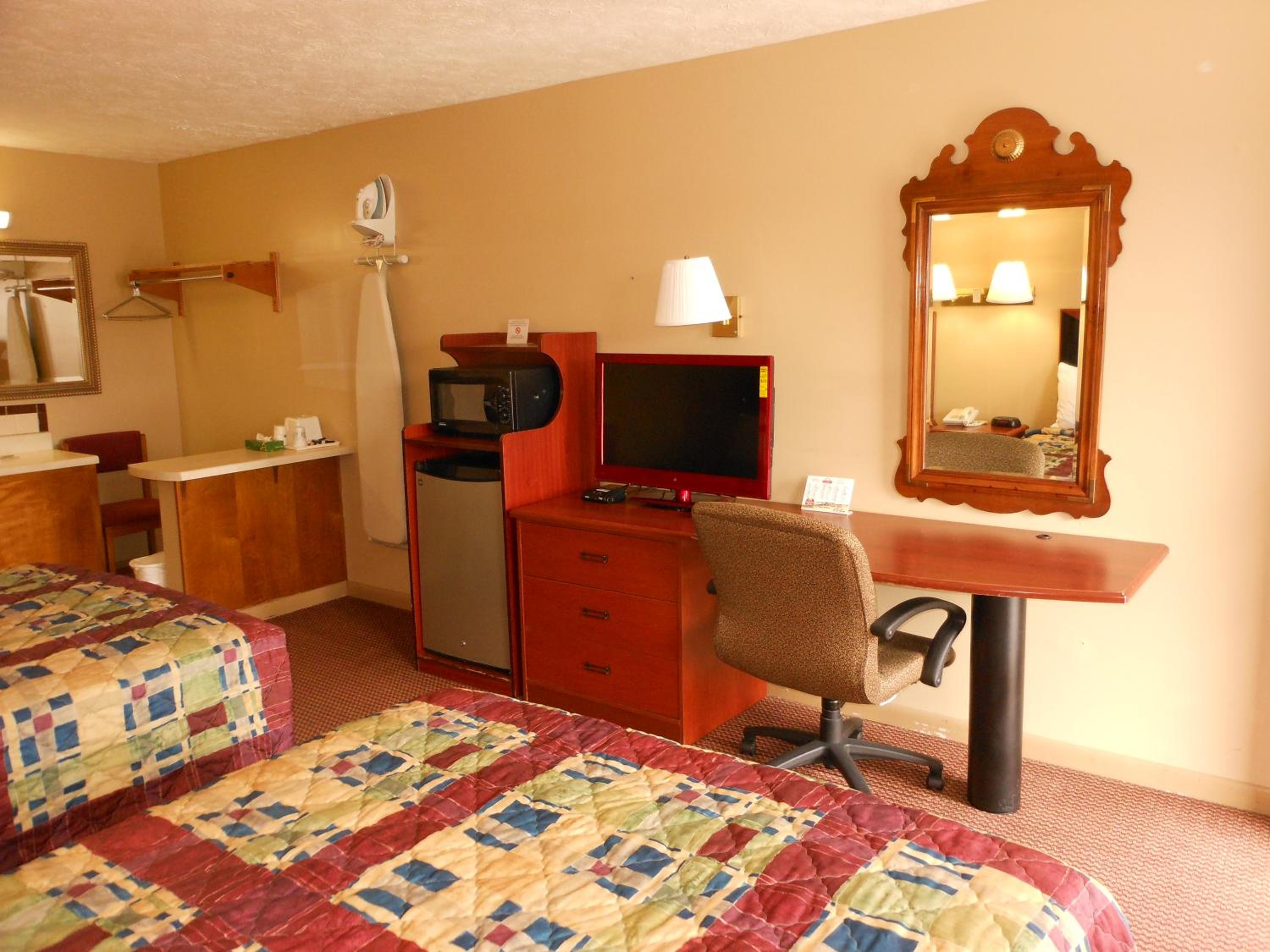Queen Room with Two Queen Beds - Non-Smoking - Photo 13
