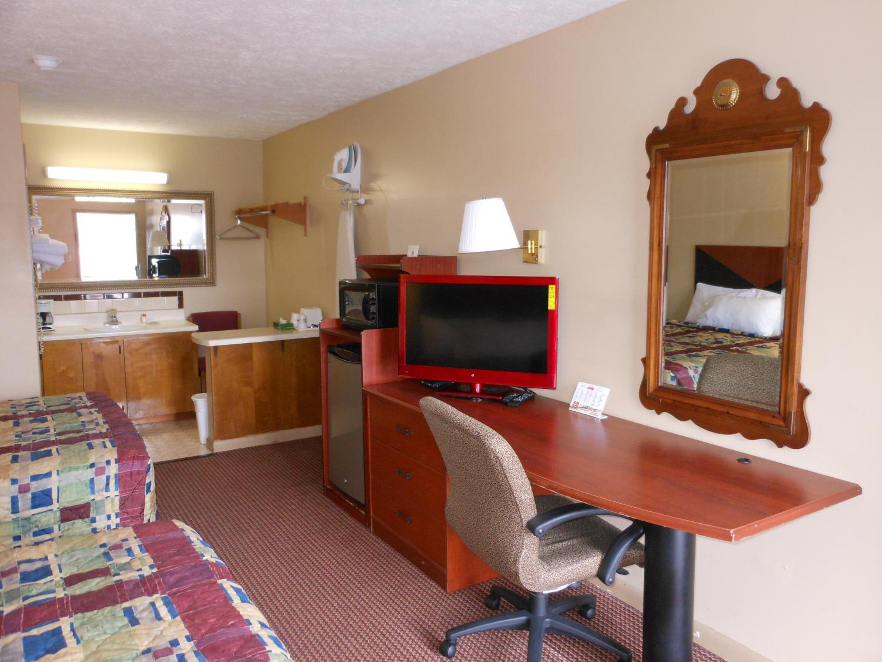 Queen Room with Two Queen Beds - Non-Smoking - Photo 7