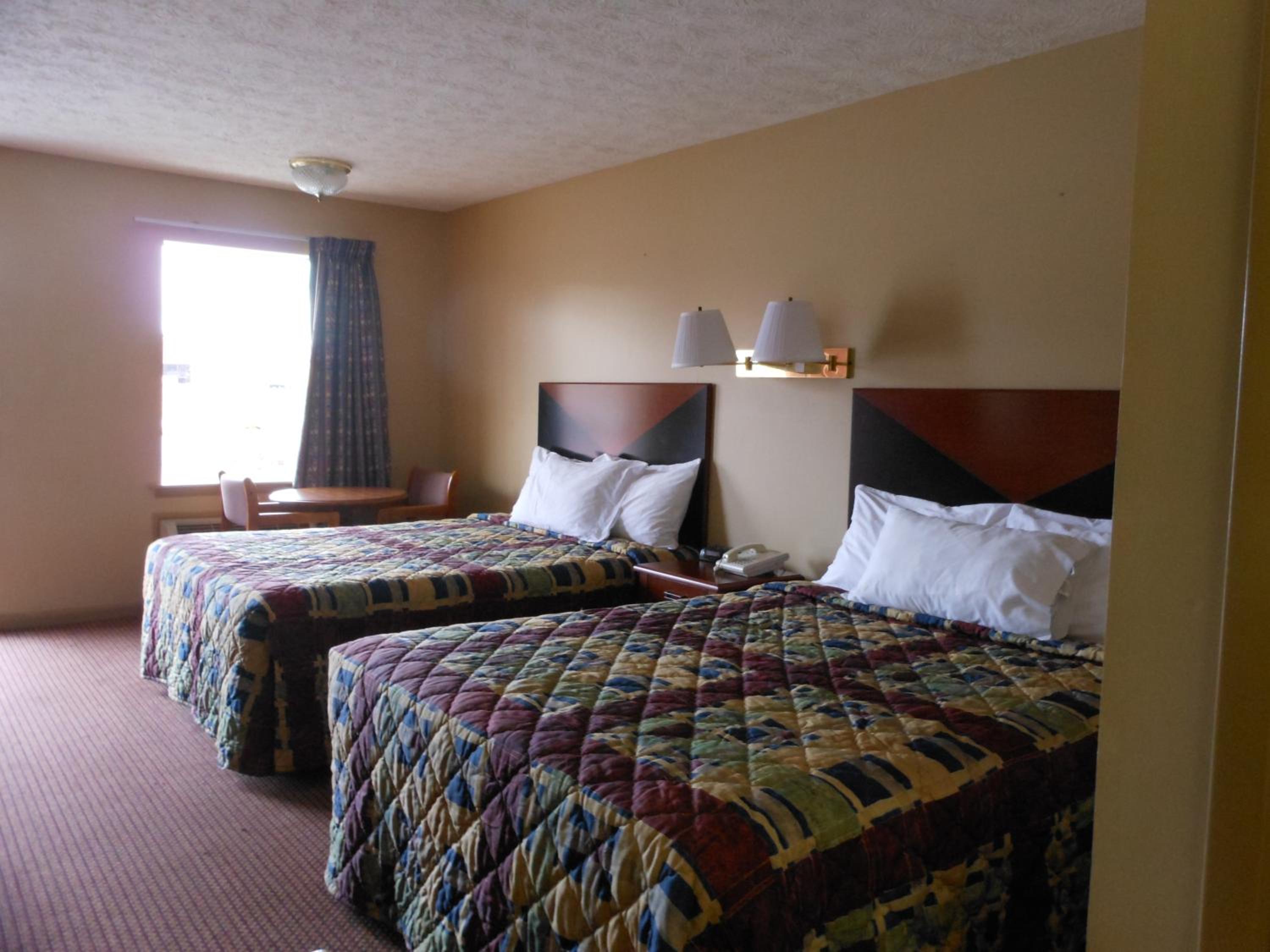 Queen Room with Two Queen Beds - Non-Smoking - Photo 4