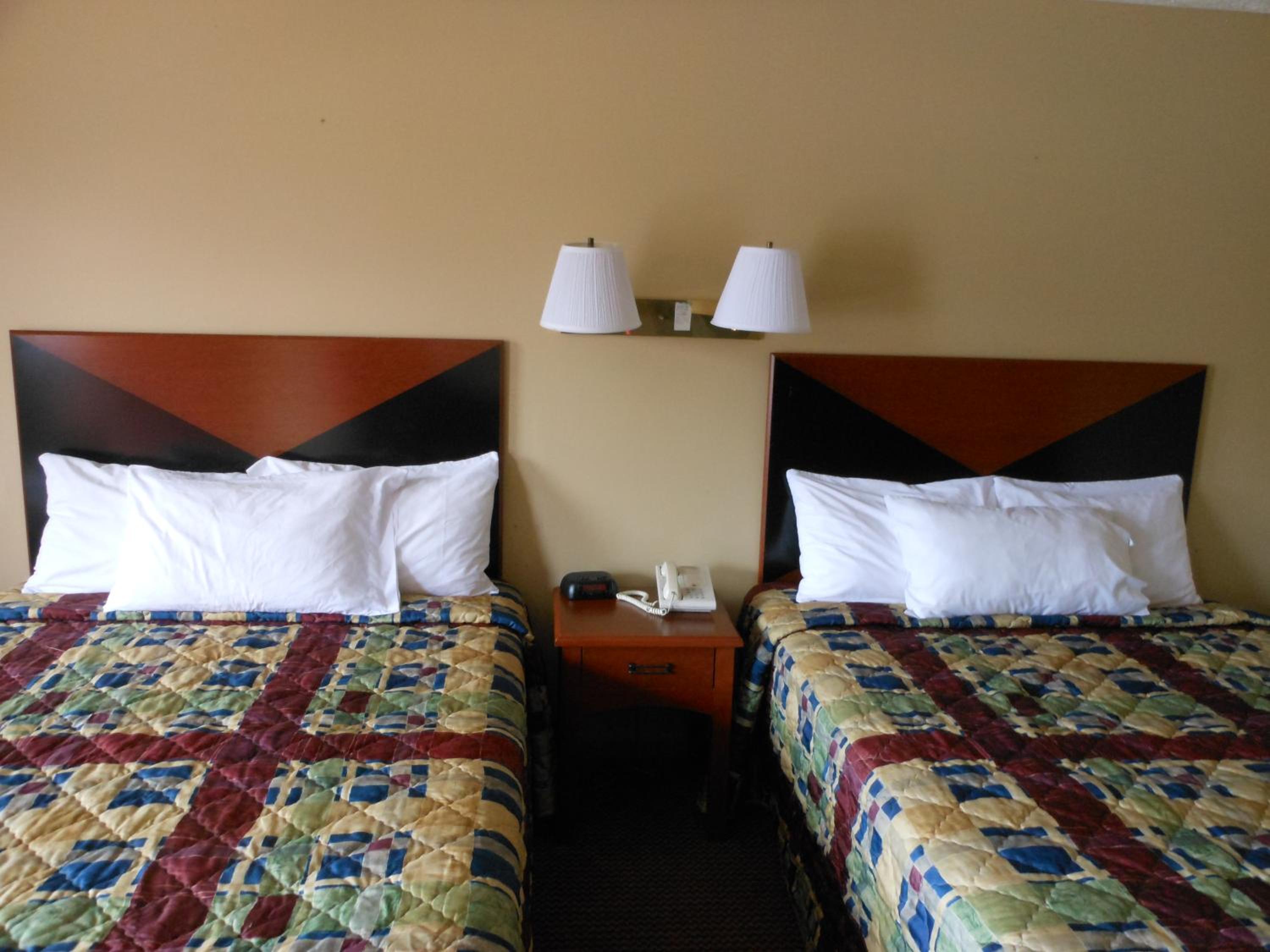 Queen Room with Two Queen Beds - Non-Smoking - Photo 12