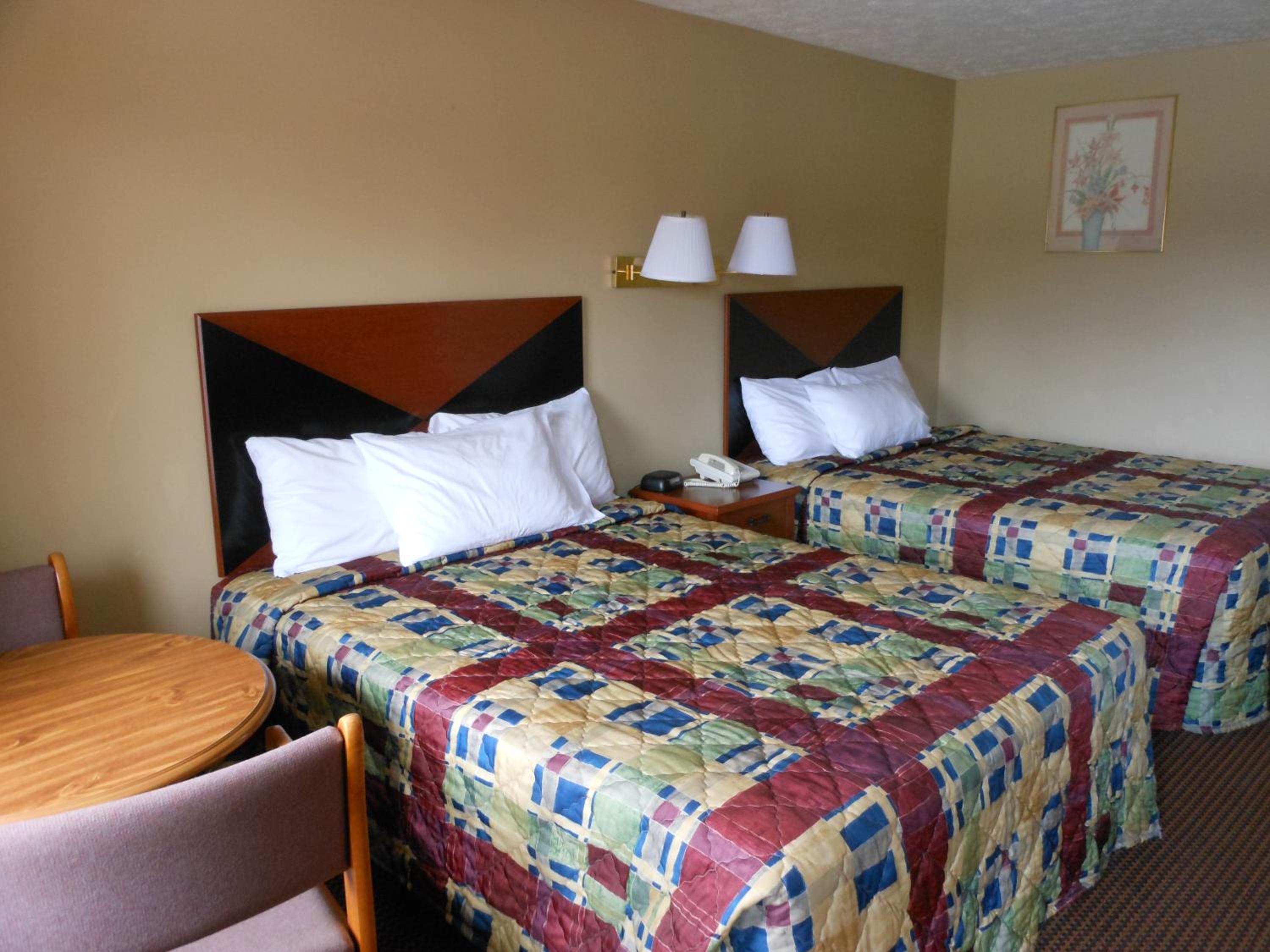 Queen Room with Two Queen Beds - Non-Smoking - Photo 3