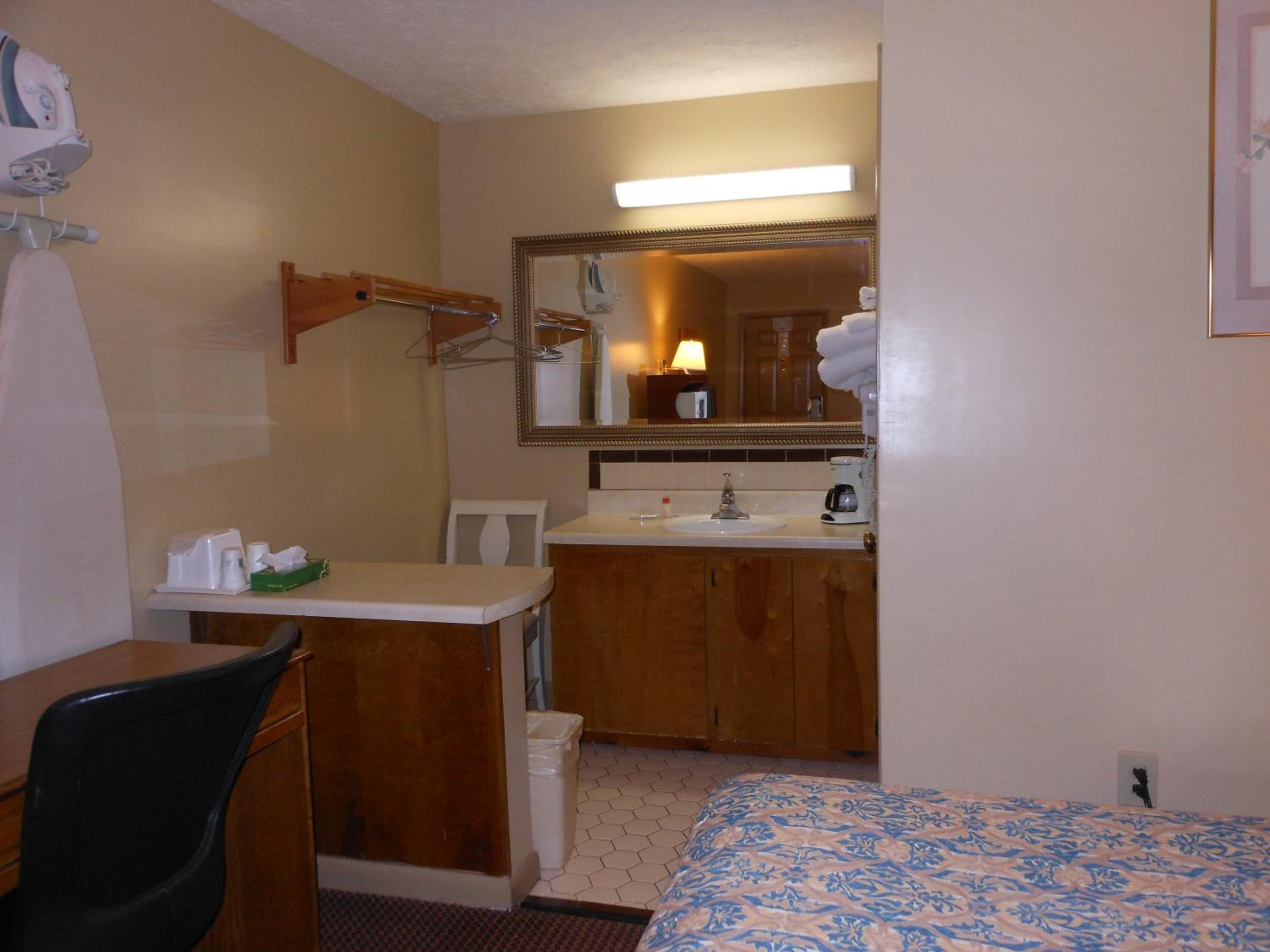 King Room with Sofa Bed - Non-Smoking - Photo 12
