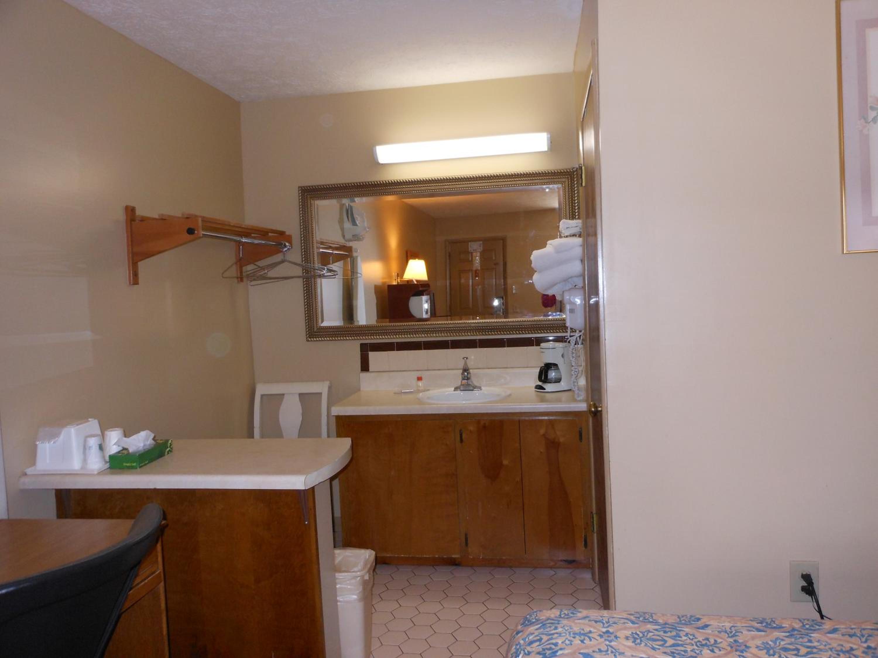 King Room with Sofa Bed - Non-Smoking - Photo 11