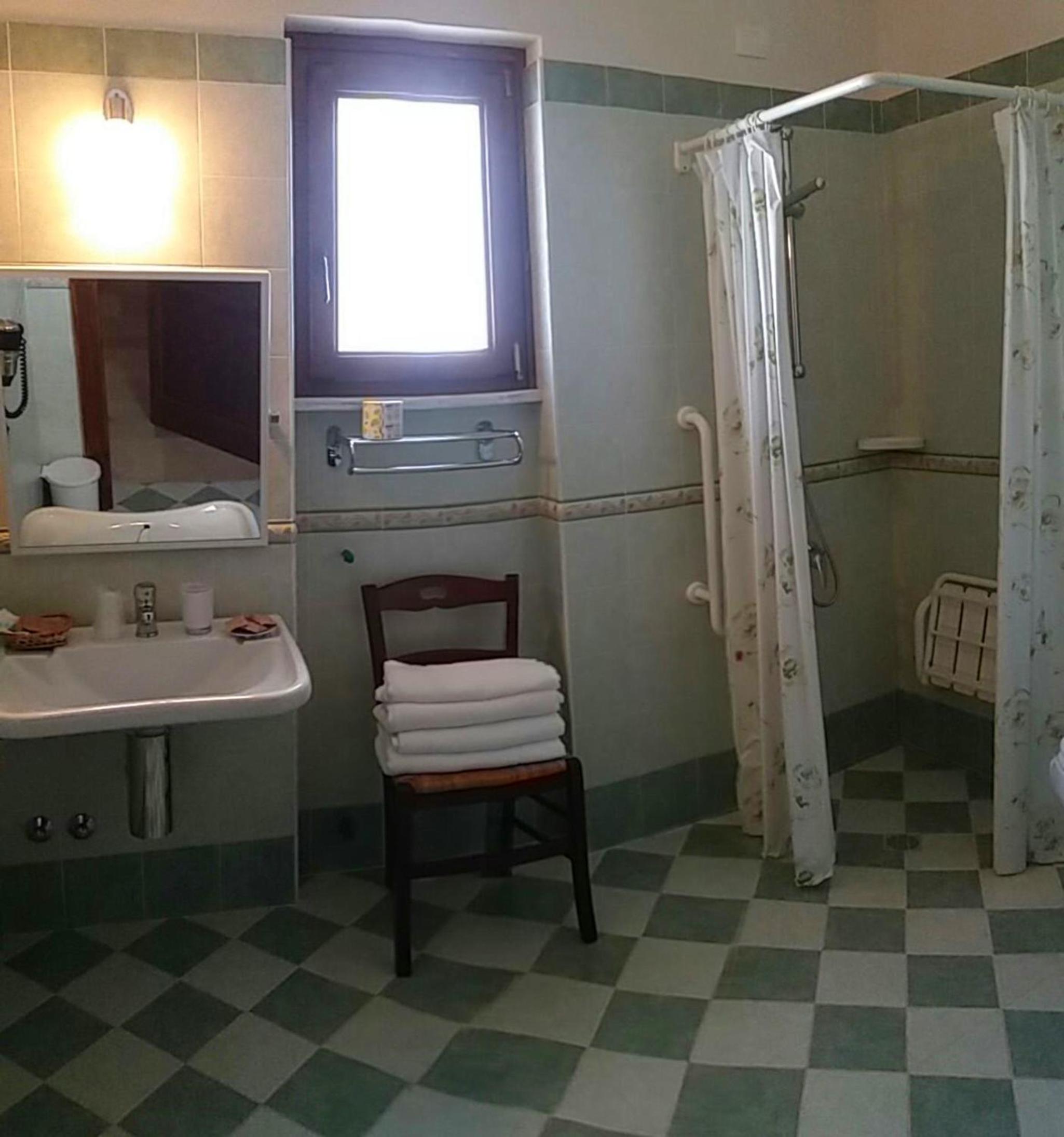 Quadruple Room - Disability Access - Photo 4