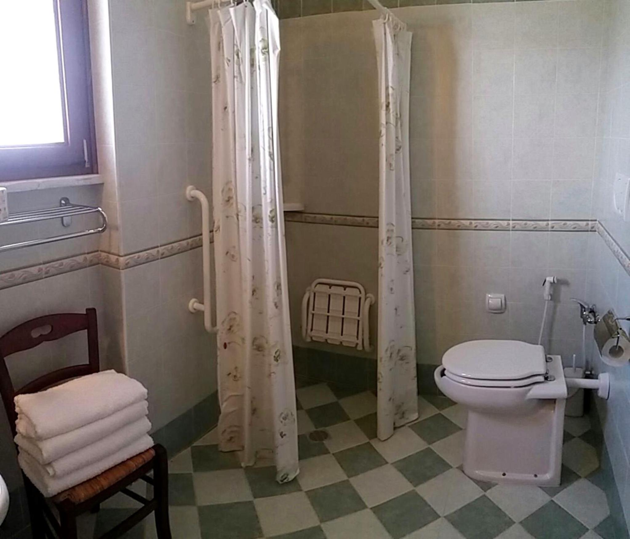 Quadruple Room - Disability Access - Photo 5