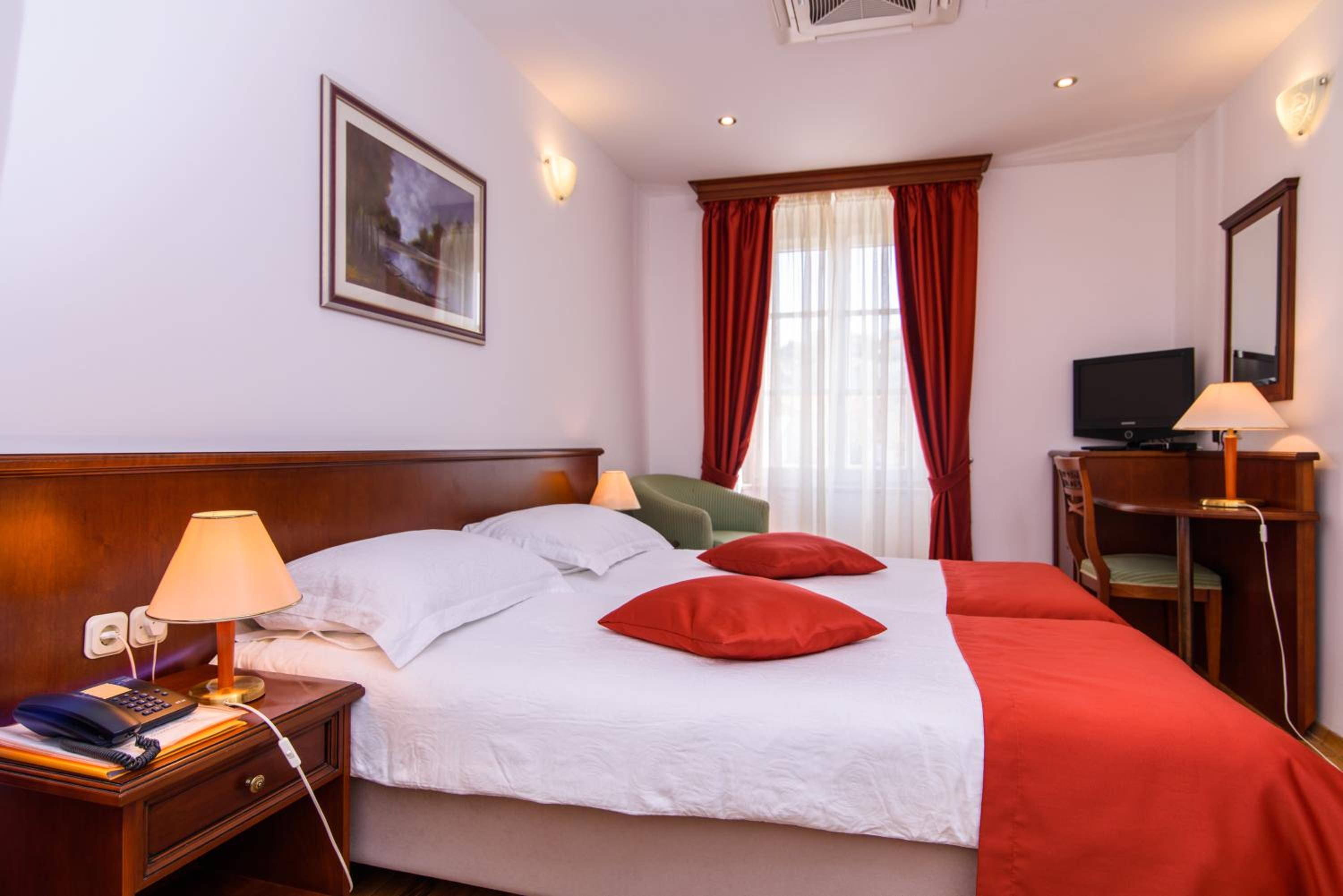 Double Room - Photo 5
