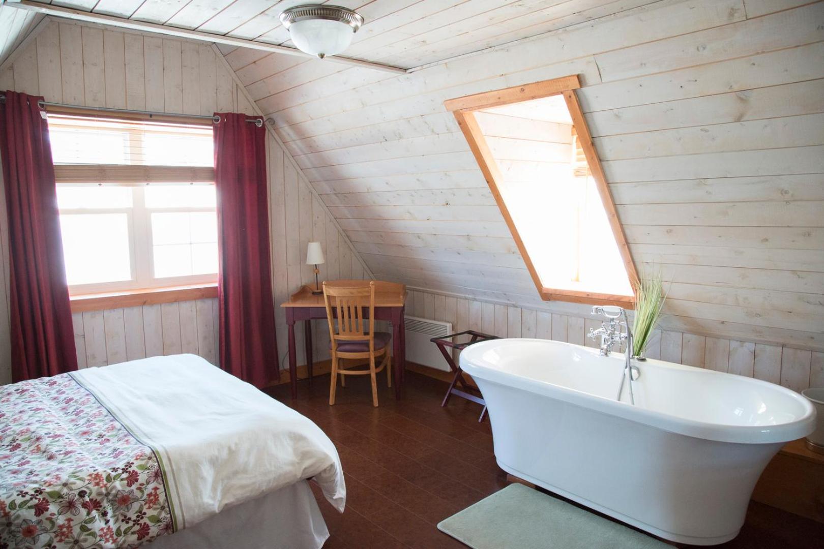 Queen Room with Private Bathroom photo 1