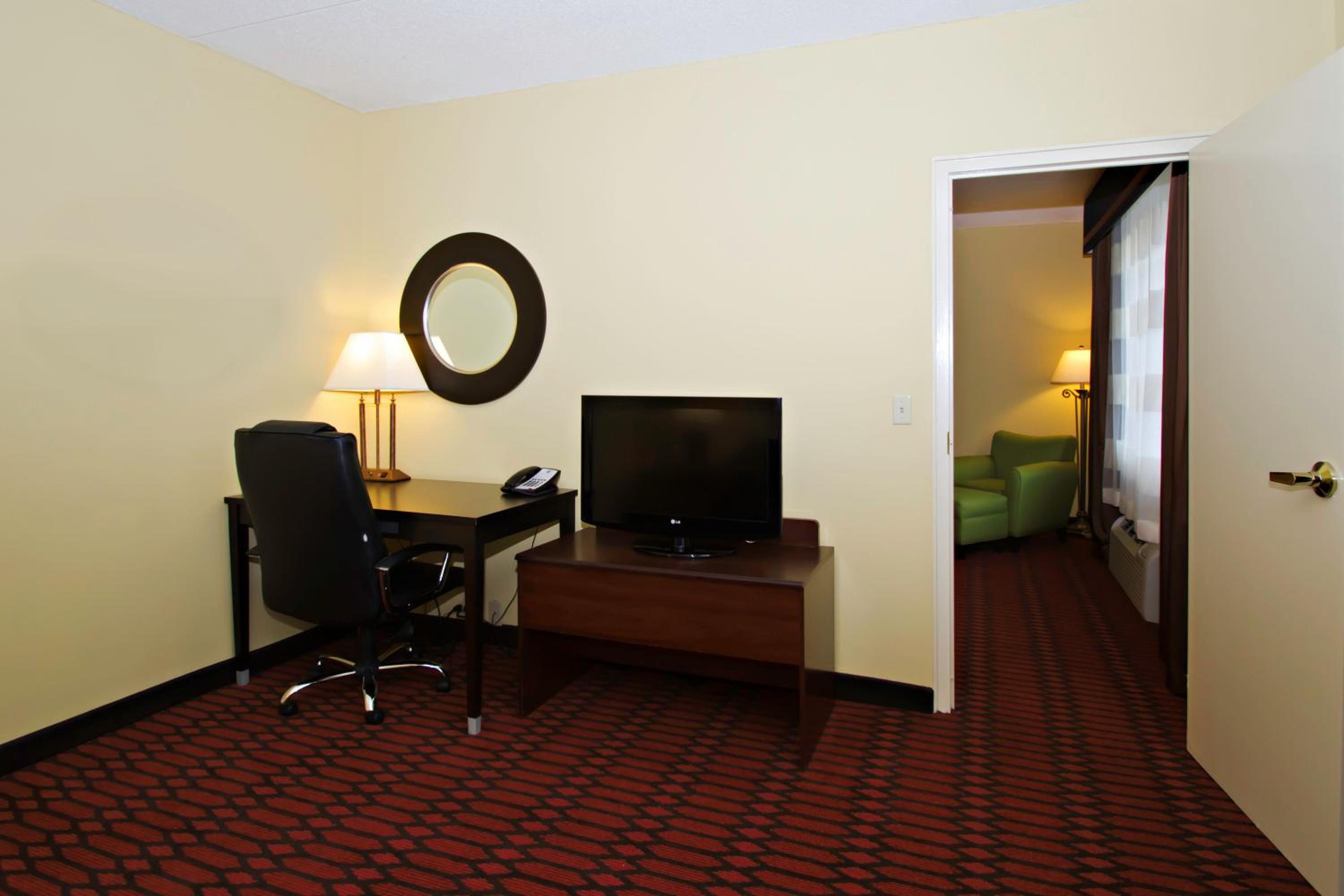 King Suite - Mobility Access/Non-Smoking - Photo 5