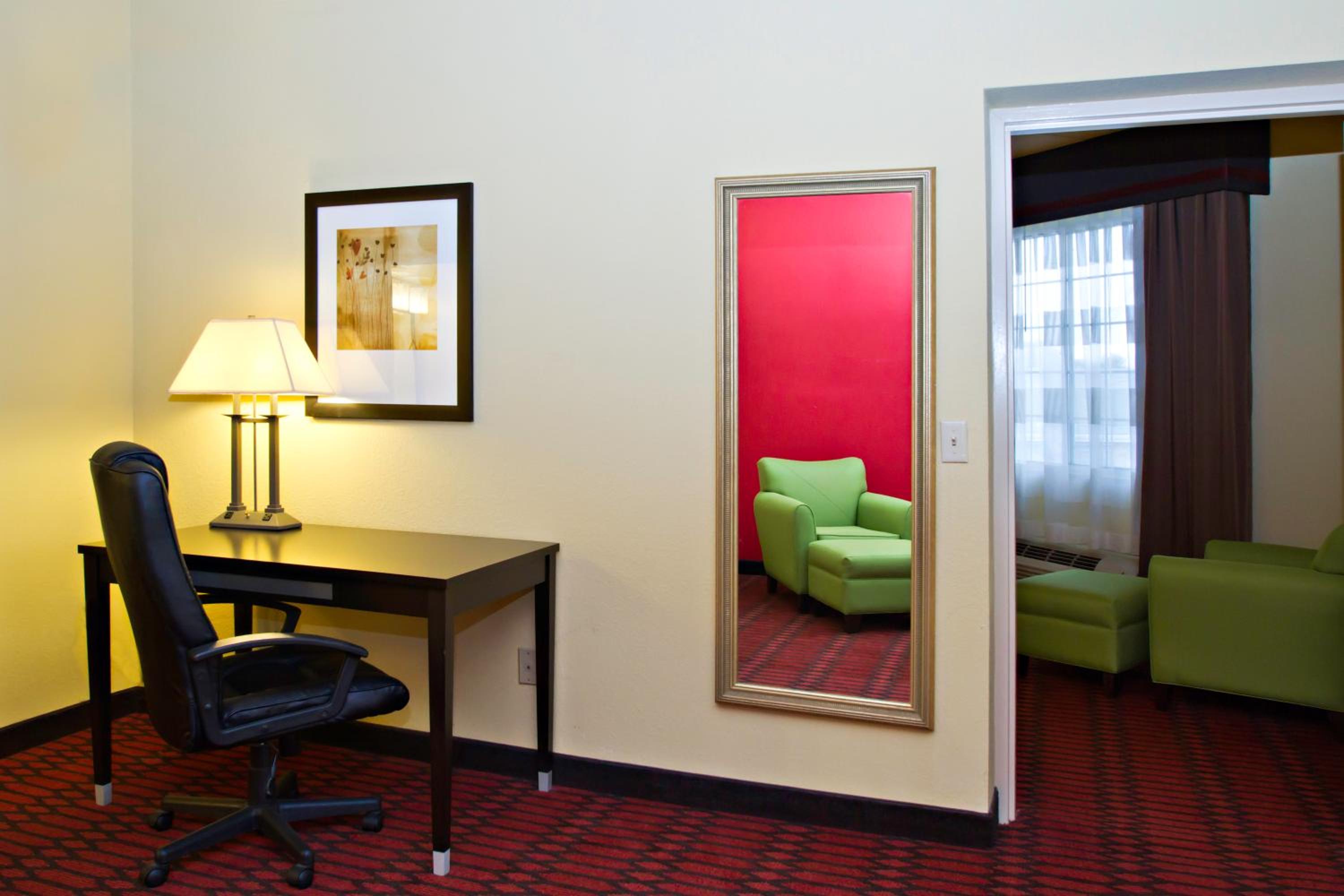 King Suite - Mobility Access/Non-Smoking - Photo 6