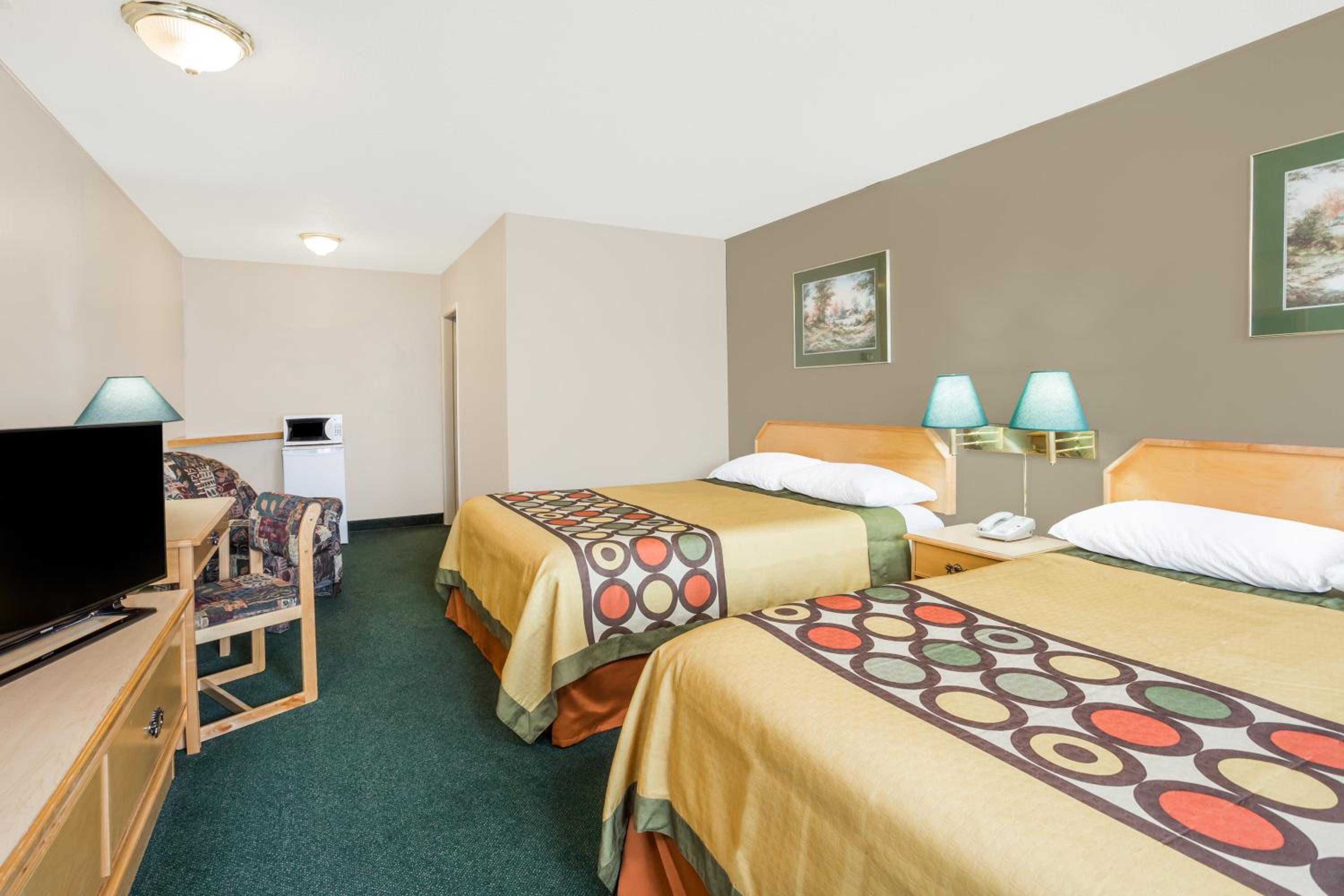 Queen Room with Two Queen Beds - Non-Smoking - Photo 3