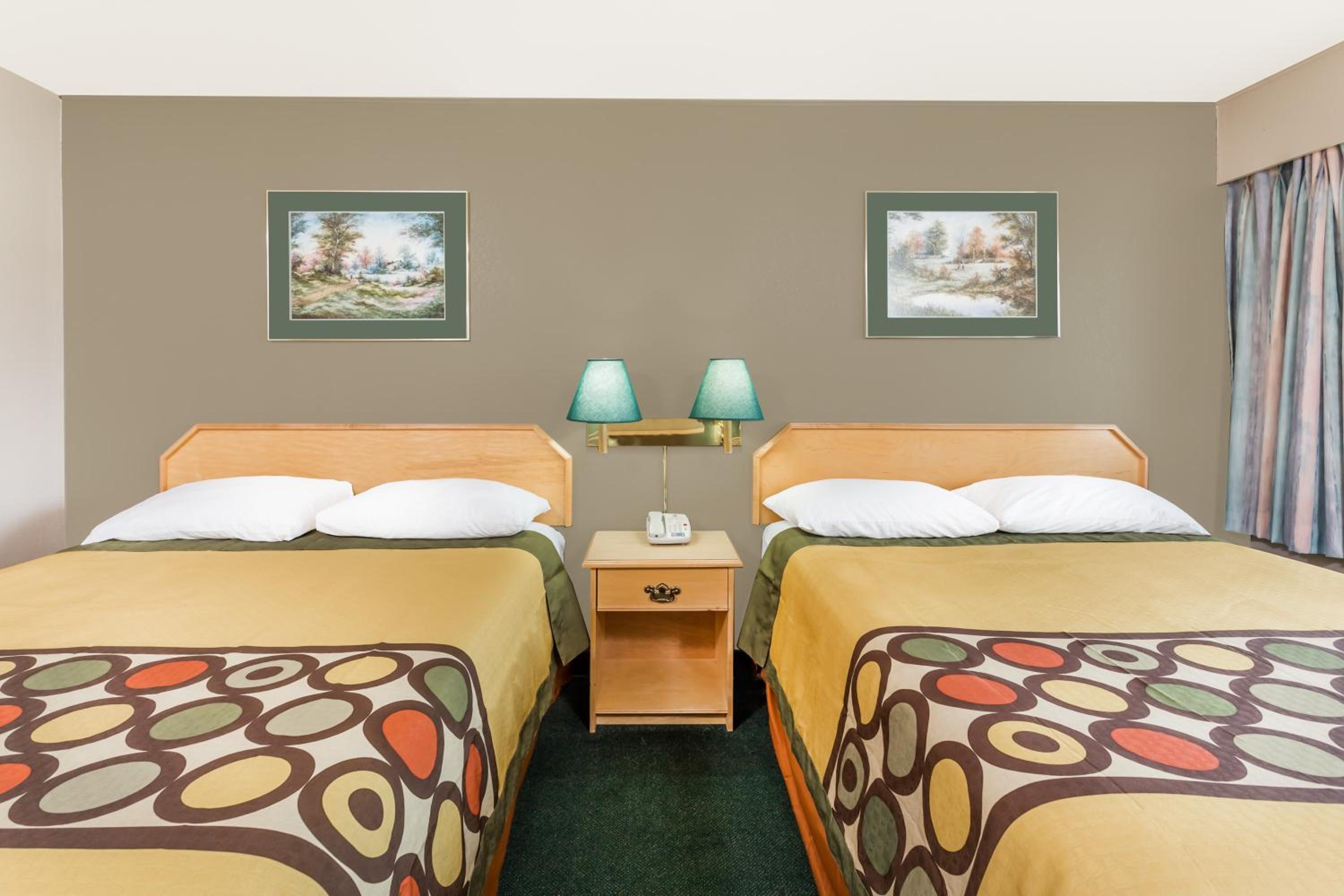 Queen Room with Two Queen Beds - Non-Smoking - Photo 1