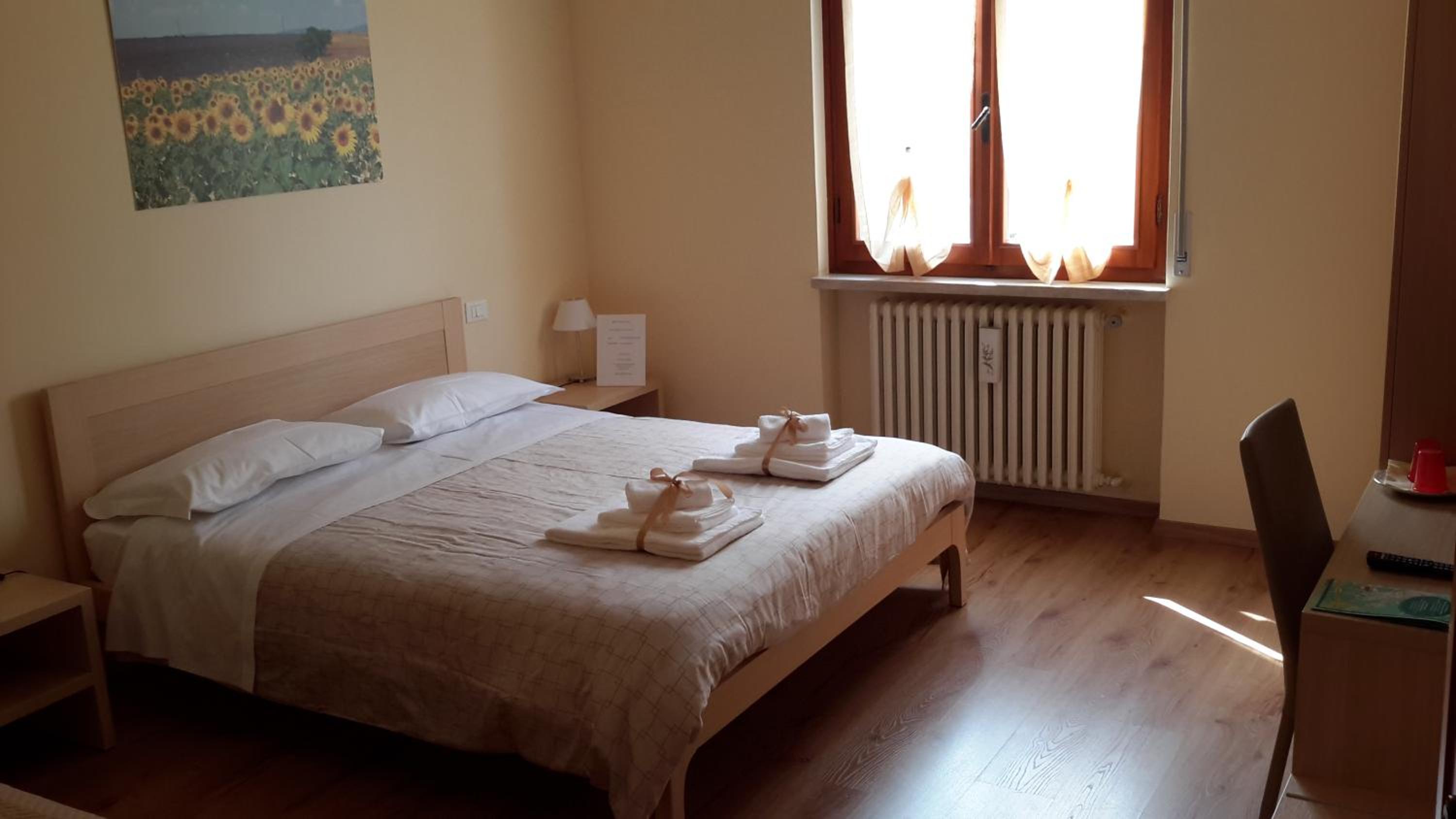 Large Double Room with Private Bathroom - Photo 4
