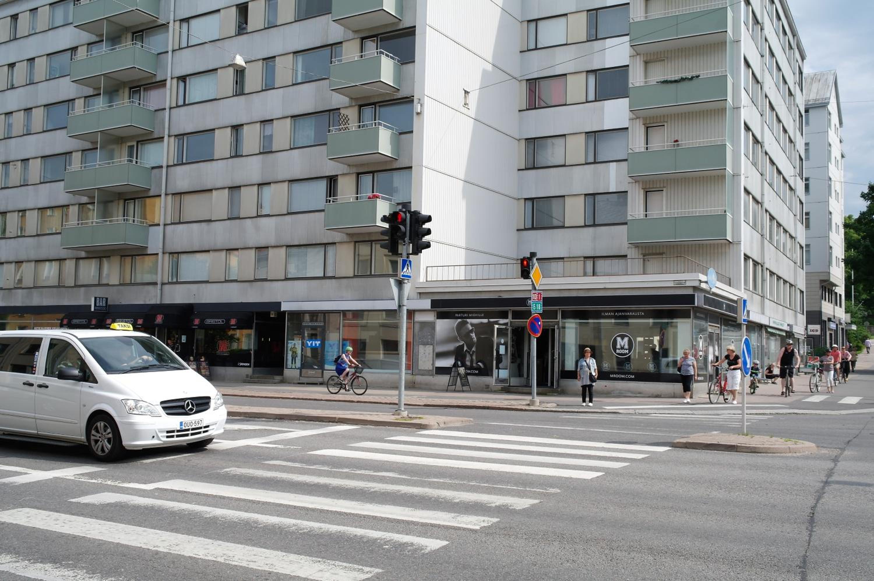Four-Bedroom Apartment with Balcony  - Photo 40