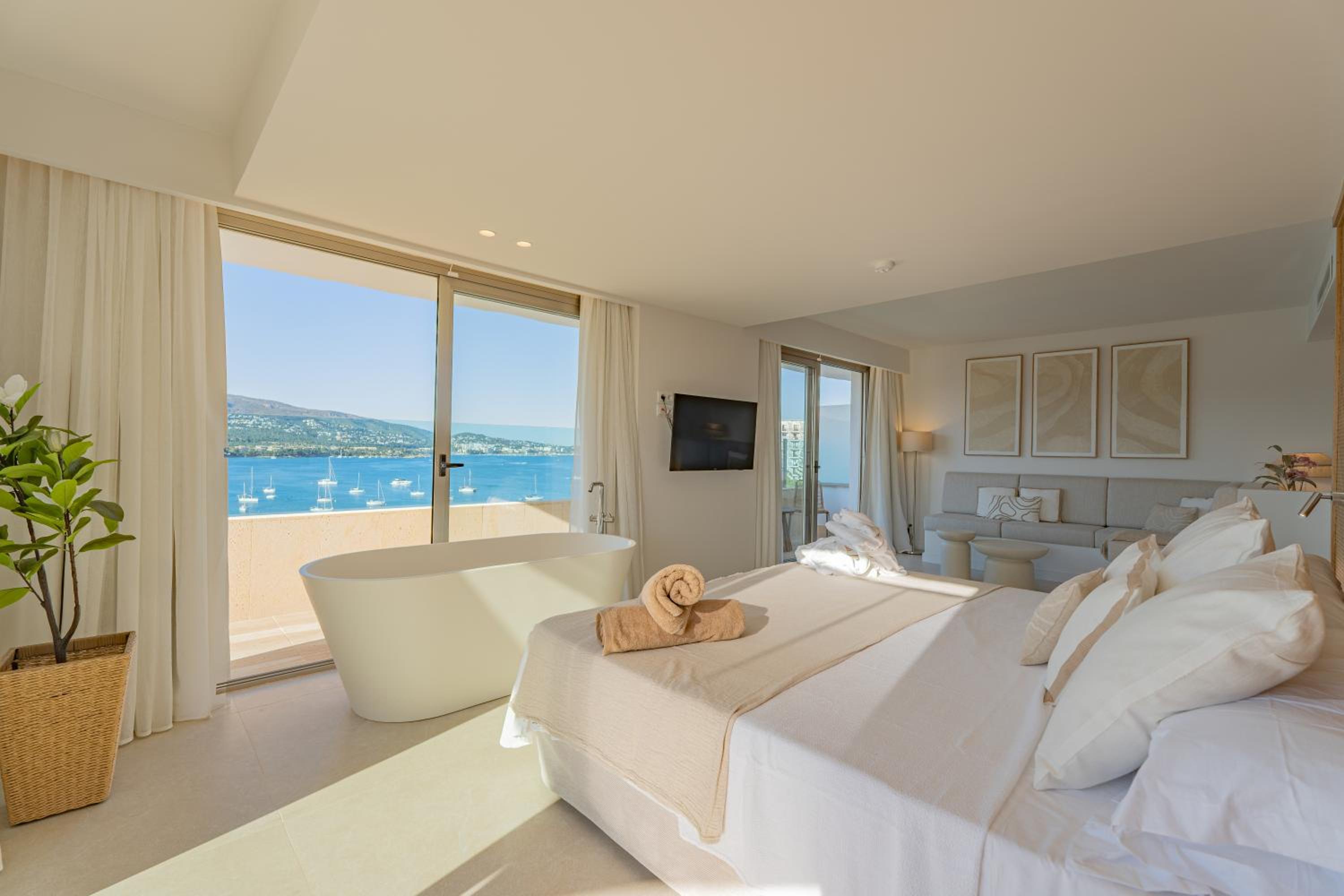 Deluxe Suite with Sea View