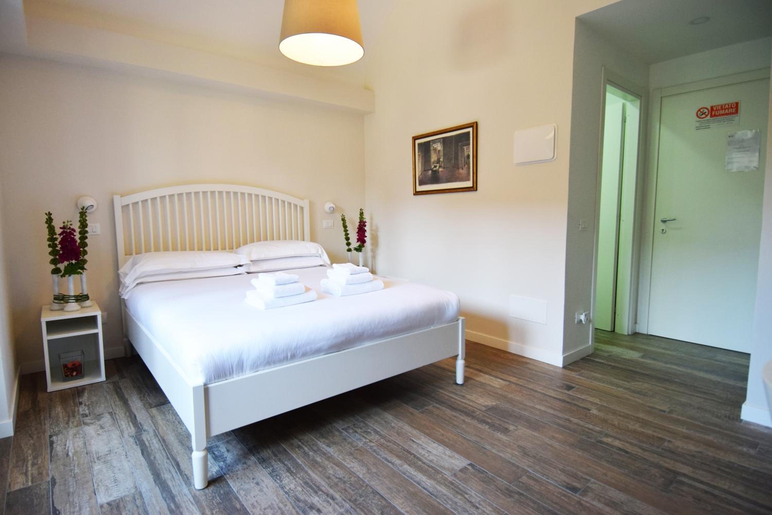 Queen Room with Garden View - Photo 8