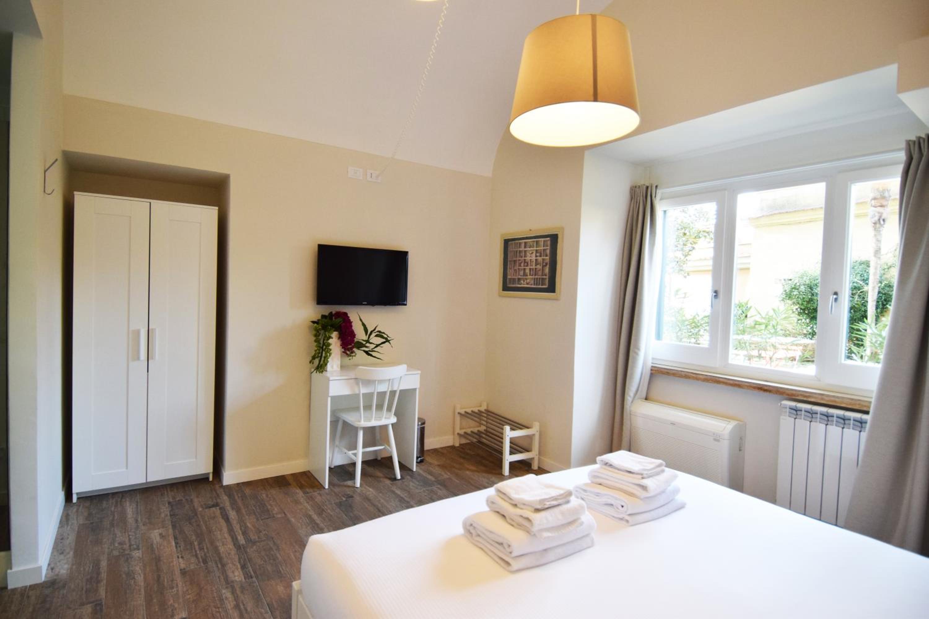 Queen Room with Garden View - Photo 4