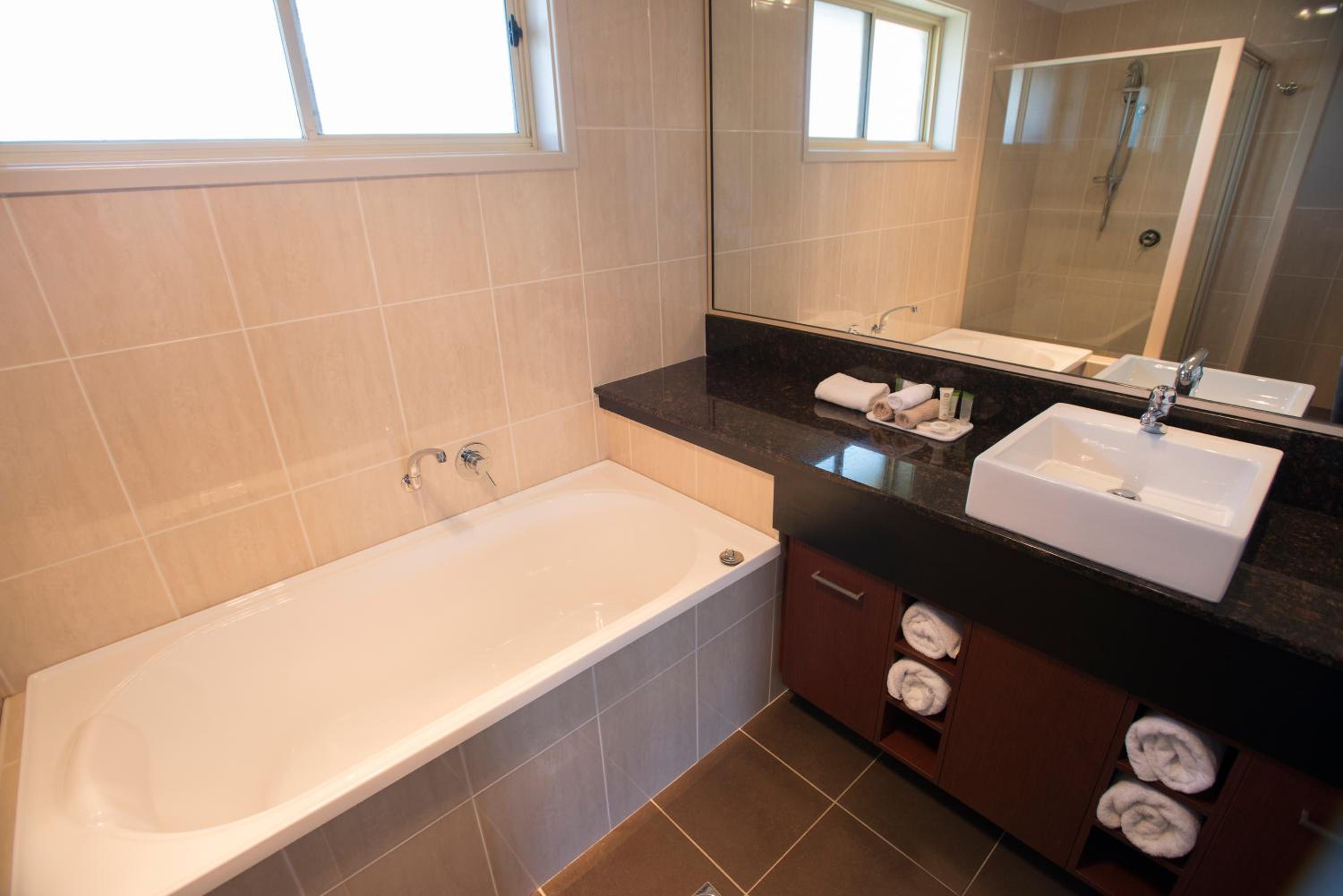 Deluxe King Room - Photo 5