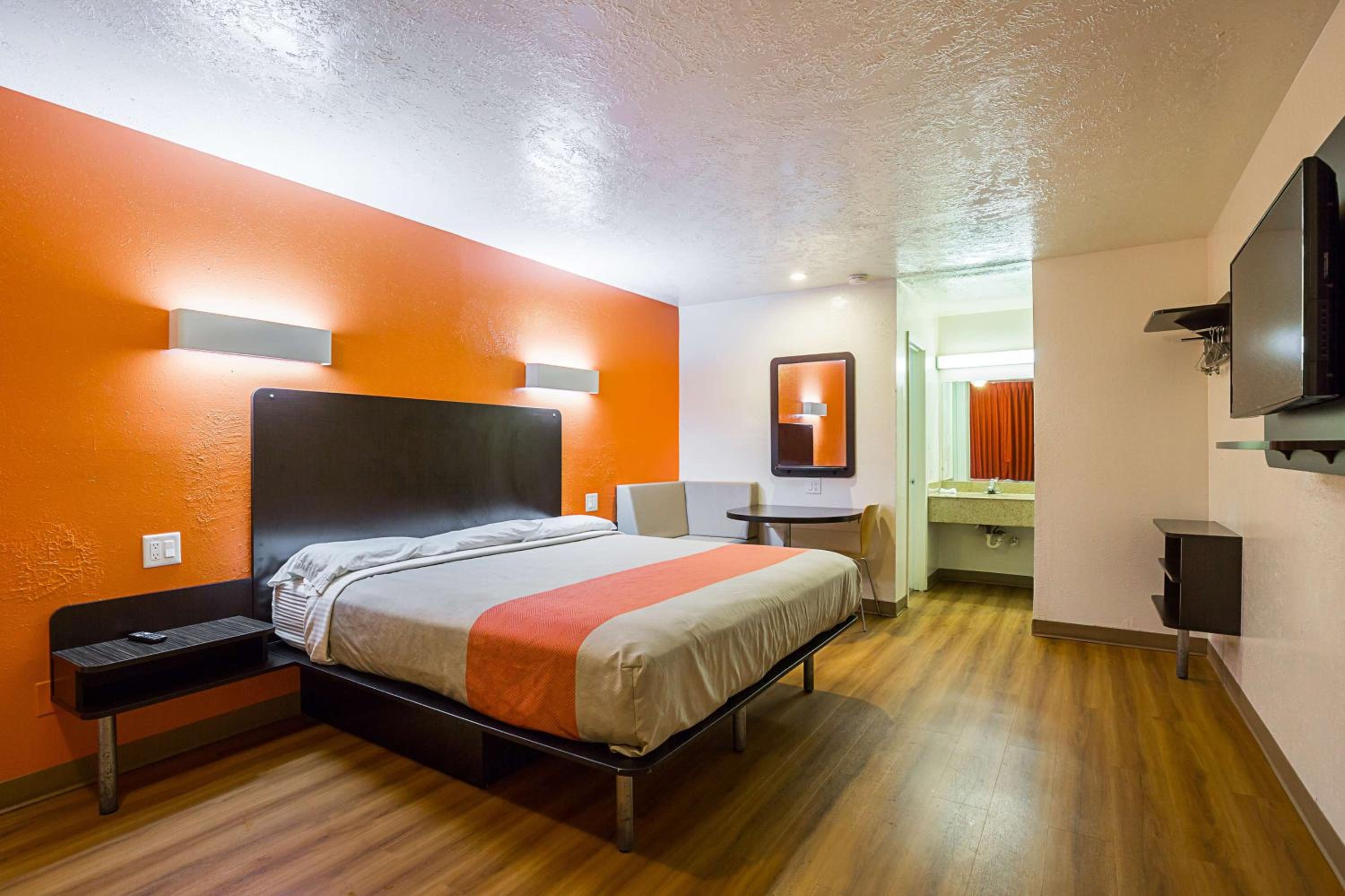 Deluxe King Room - Non-Smoking photo 1