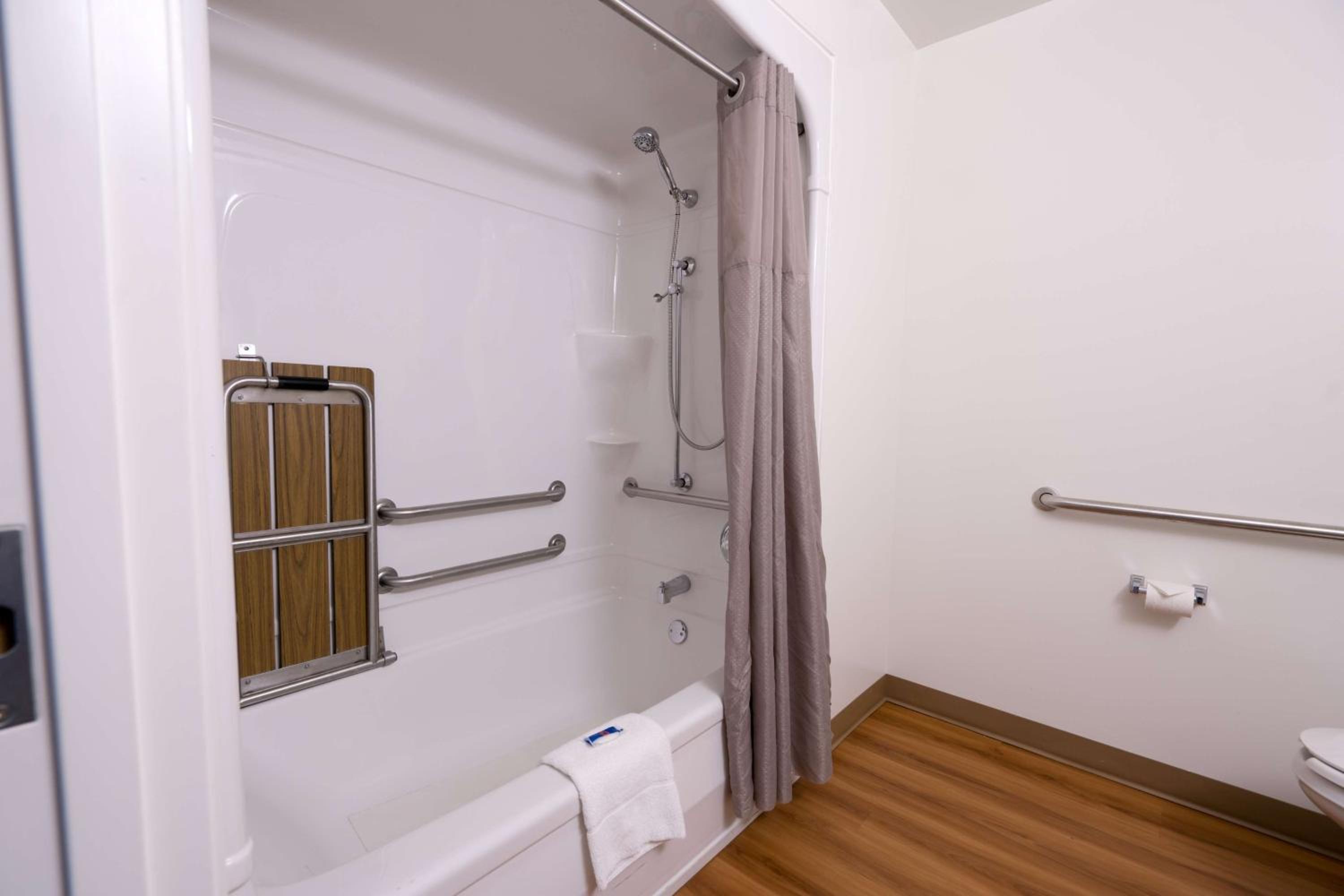 Queen Room - Disability Access - Non-Smoking photo 2