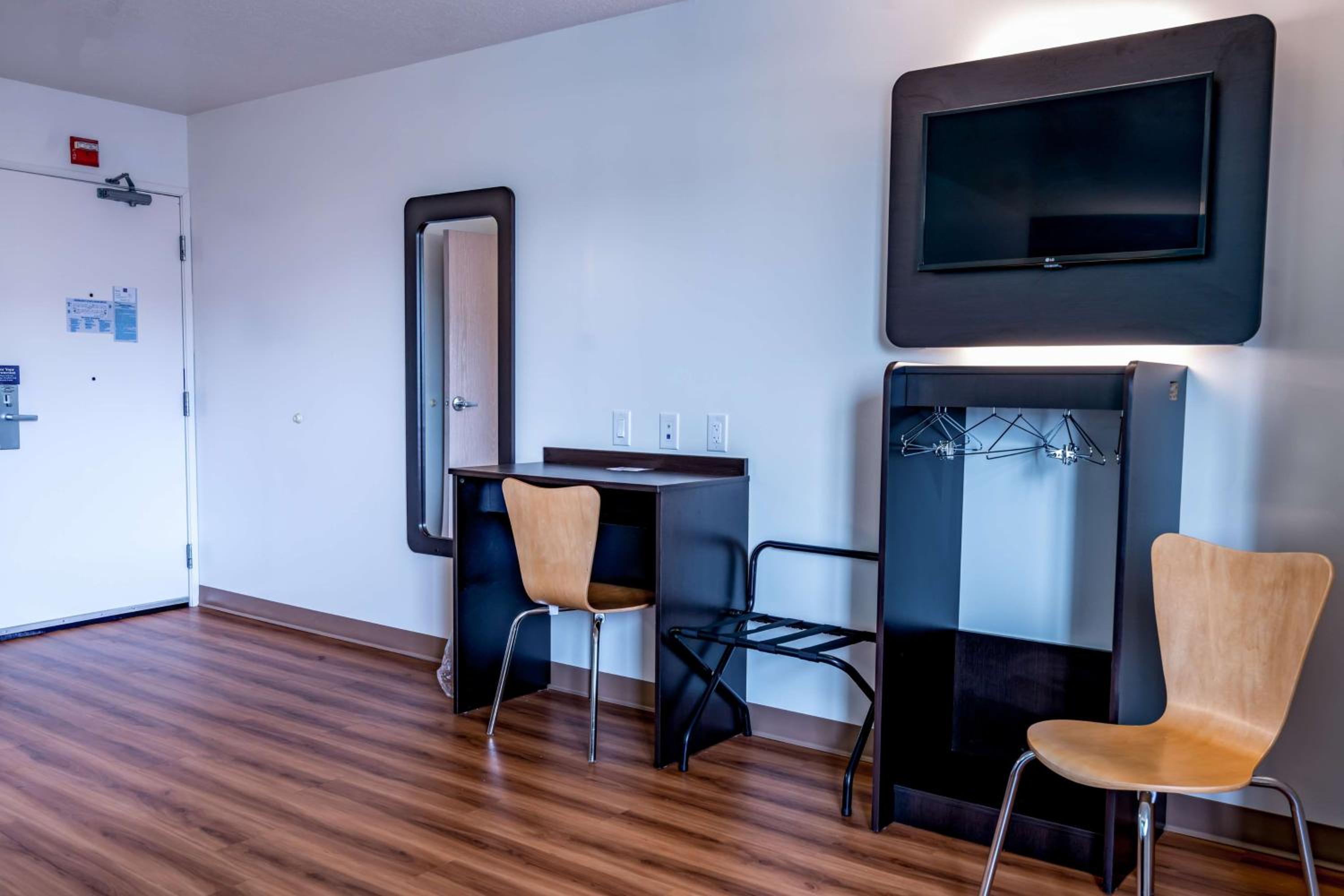 Queen Room - Disability Access - Non-Smoking photo 1