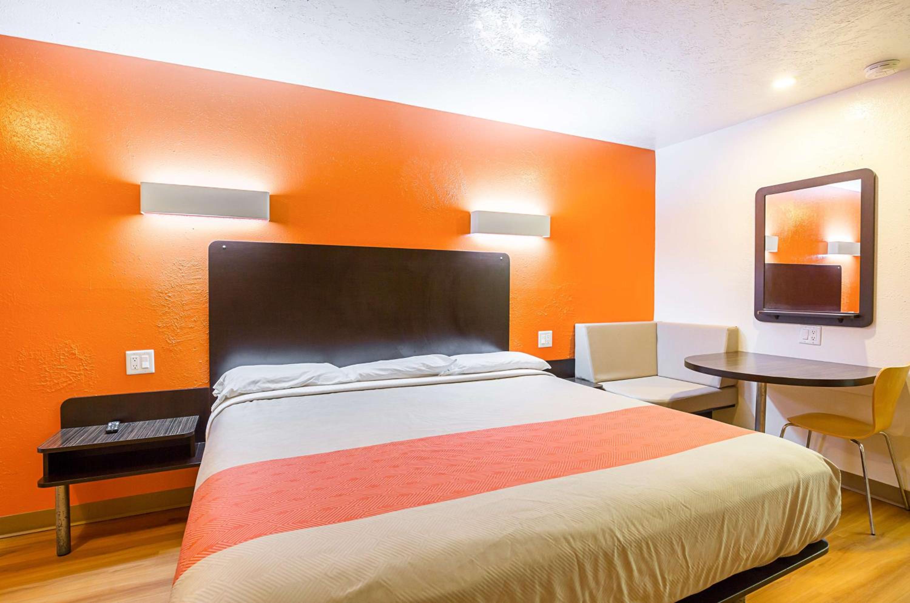 Deluxe King Room - Non-Smoking photo 3
