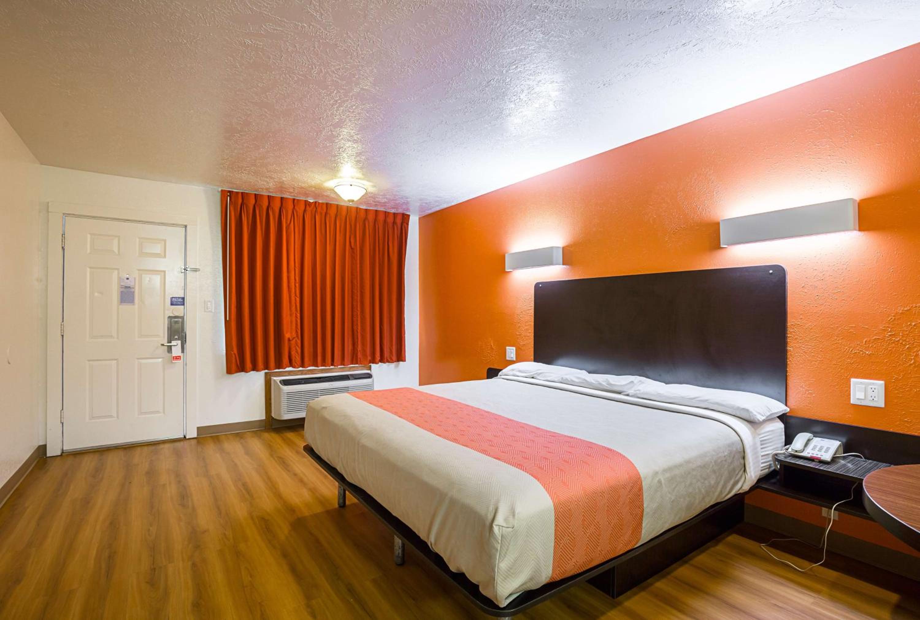 Deluxe King Room - Smoking photo 2