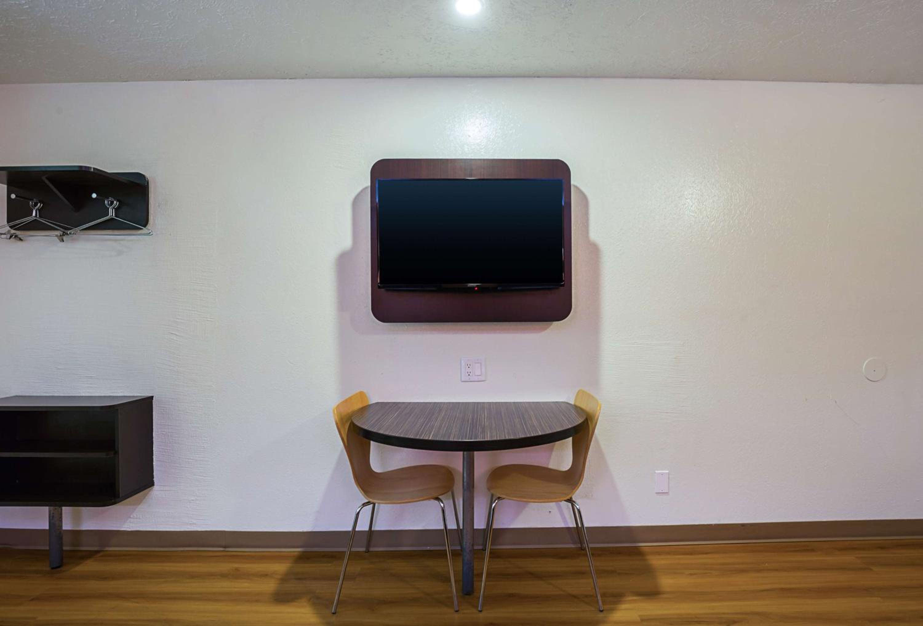 Deluxe King Room - Non-Smoking photo 2