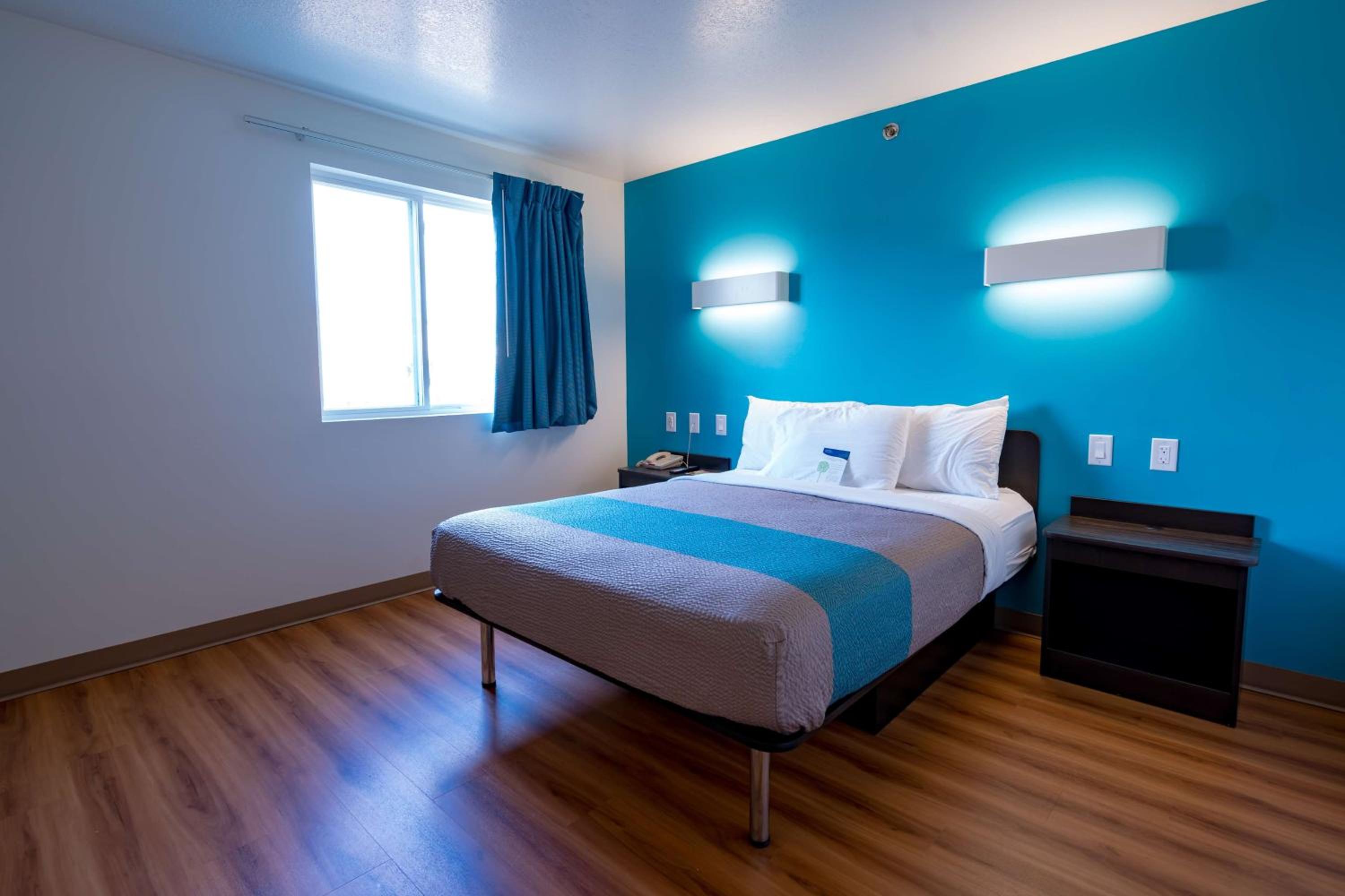 Queen Room - Disability Access photo 2