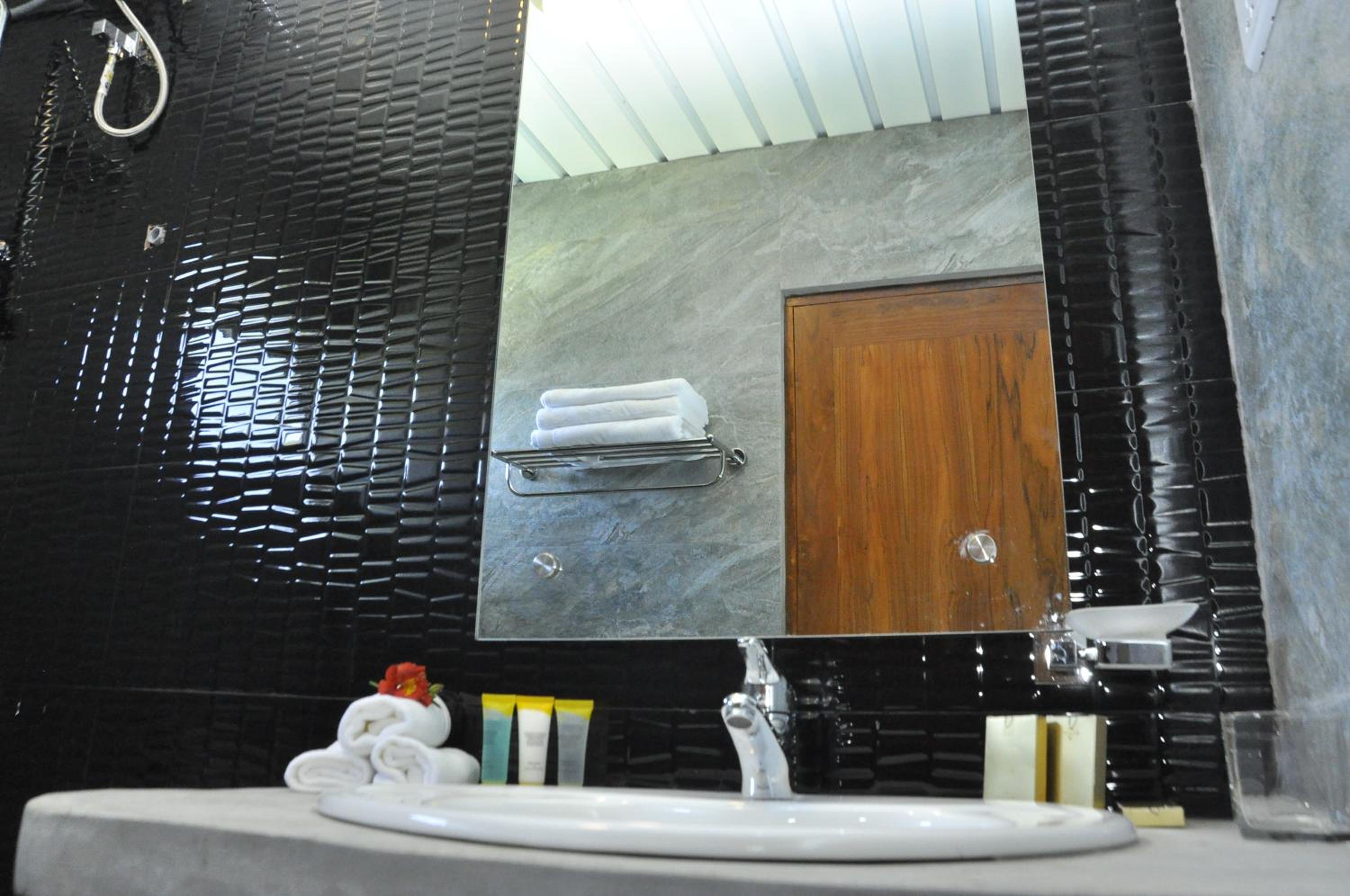Deluxe Double or Twin Room - Photo 7