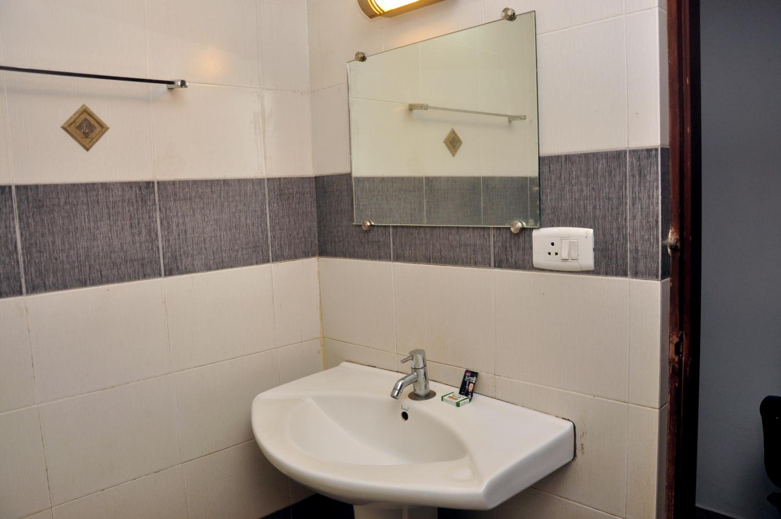Deluxe Double Room - Photo 11