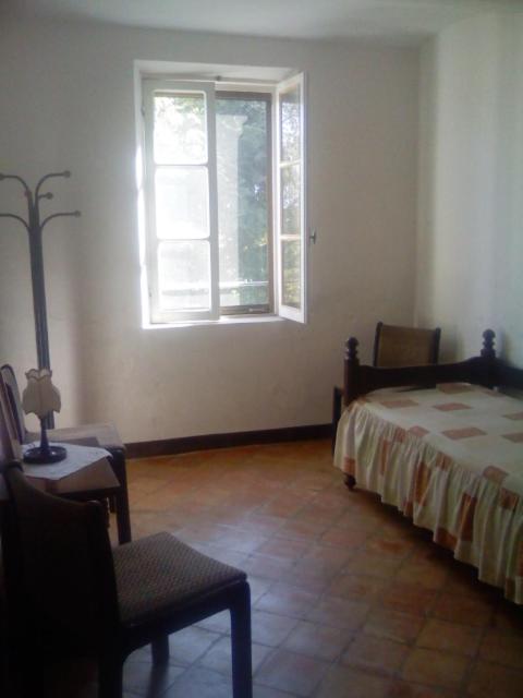 Family Room with Shared Bathroom photo 2