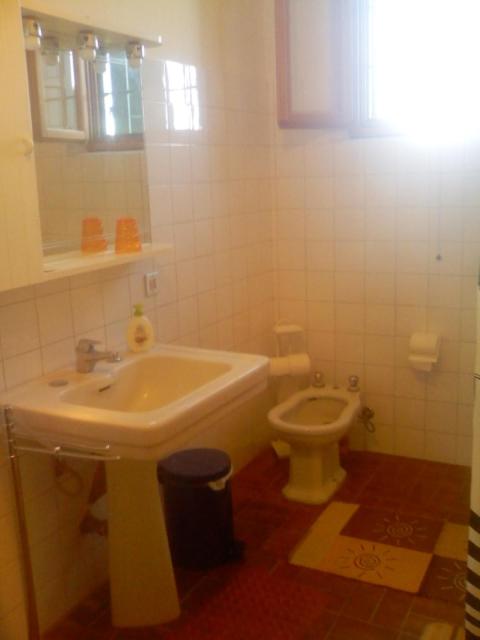 Family Room with Shared Bathroom photo 3
