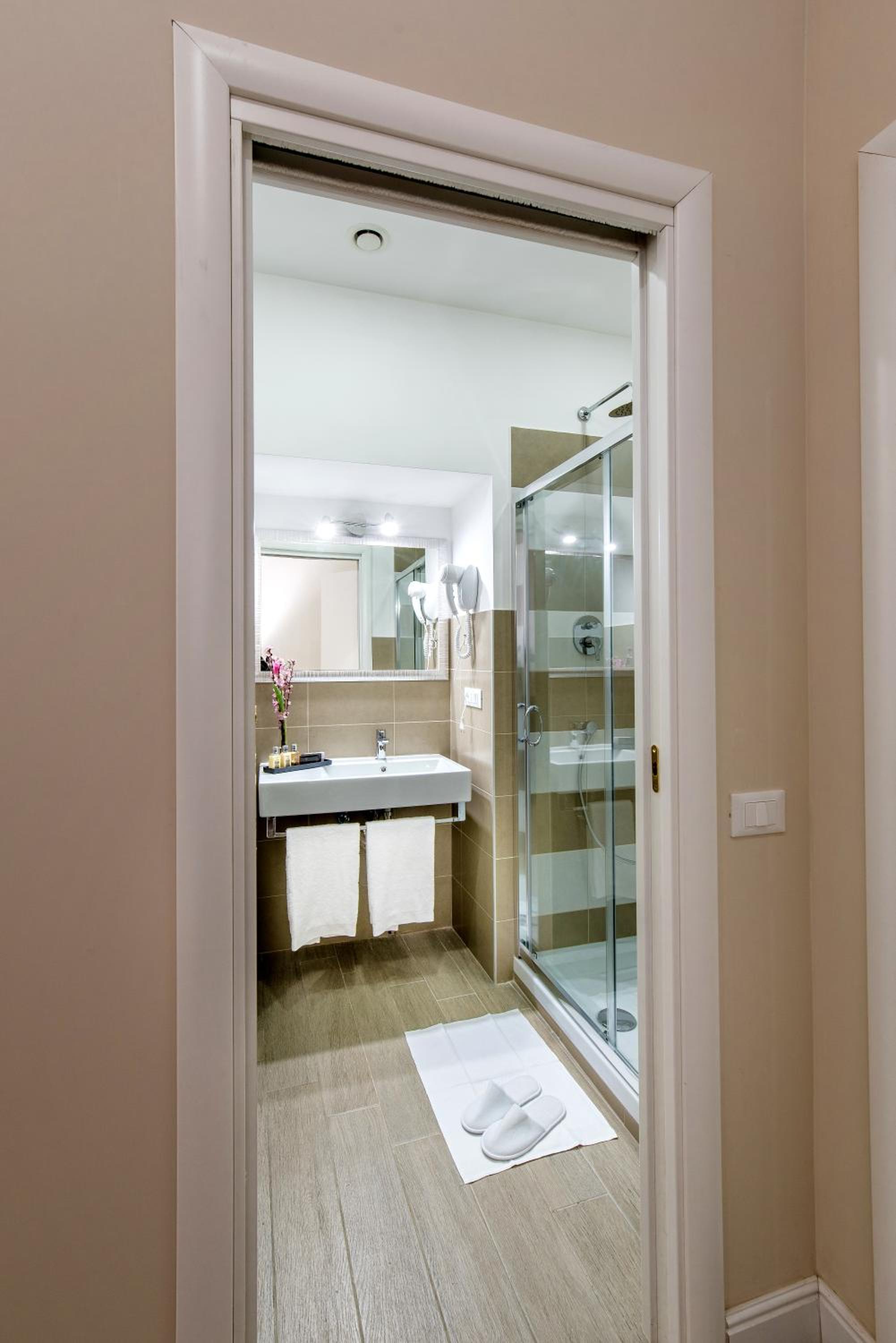 Two Connecting Double Rooms (2 + 3 Adults) photo 2