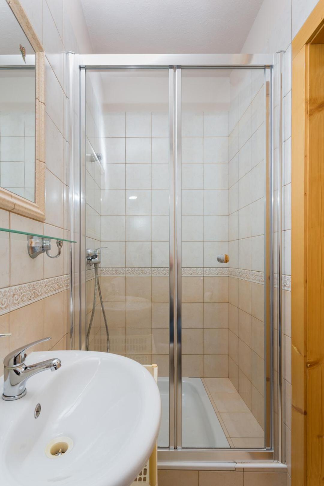 Small Double Room - Photo 3