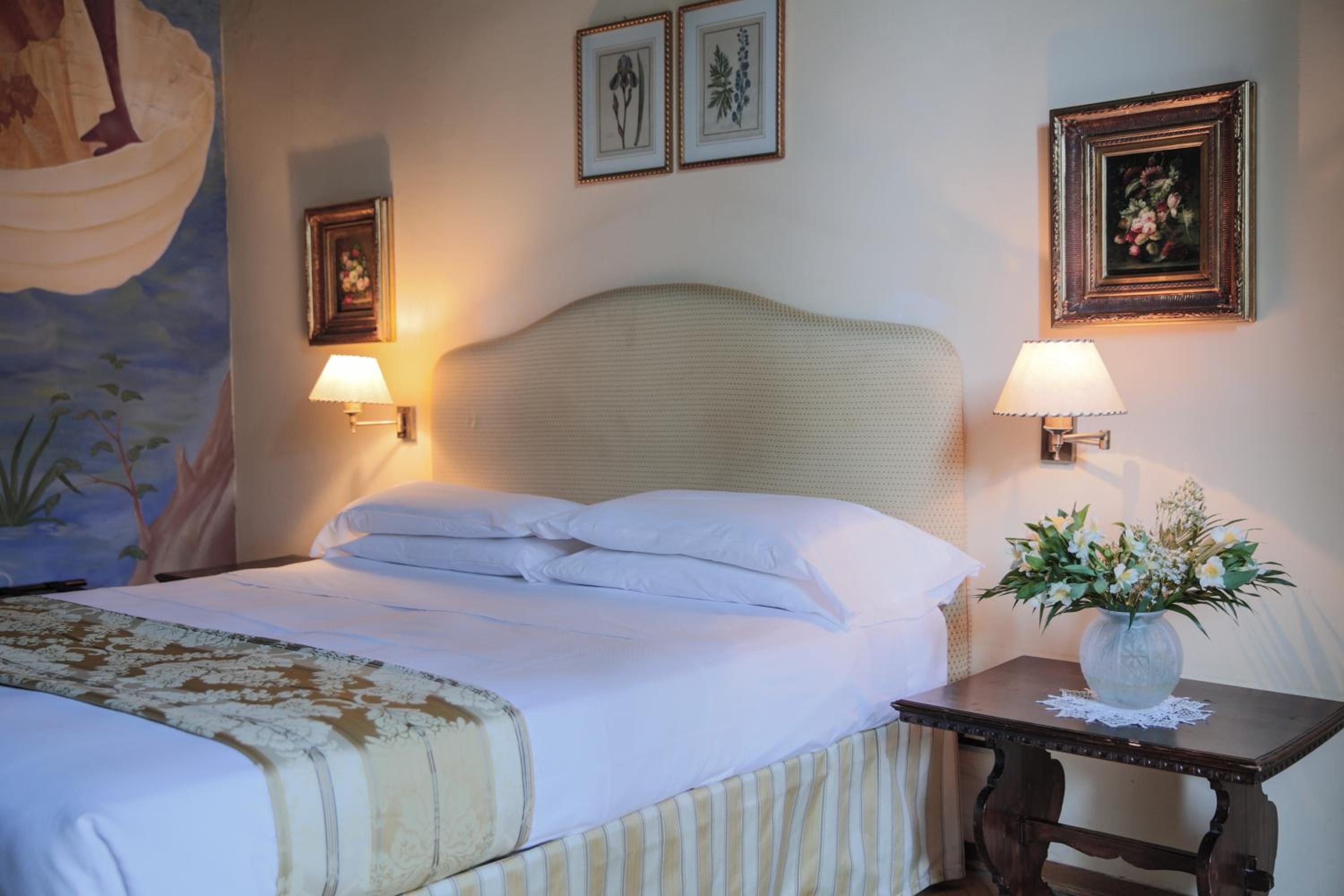 Deluxe Double Room thumbnail 6
