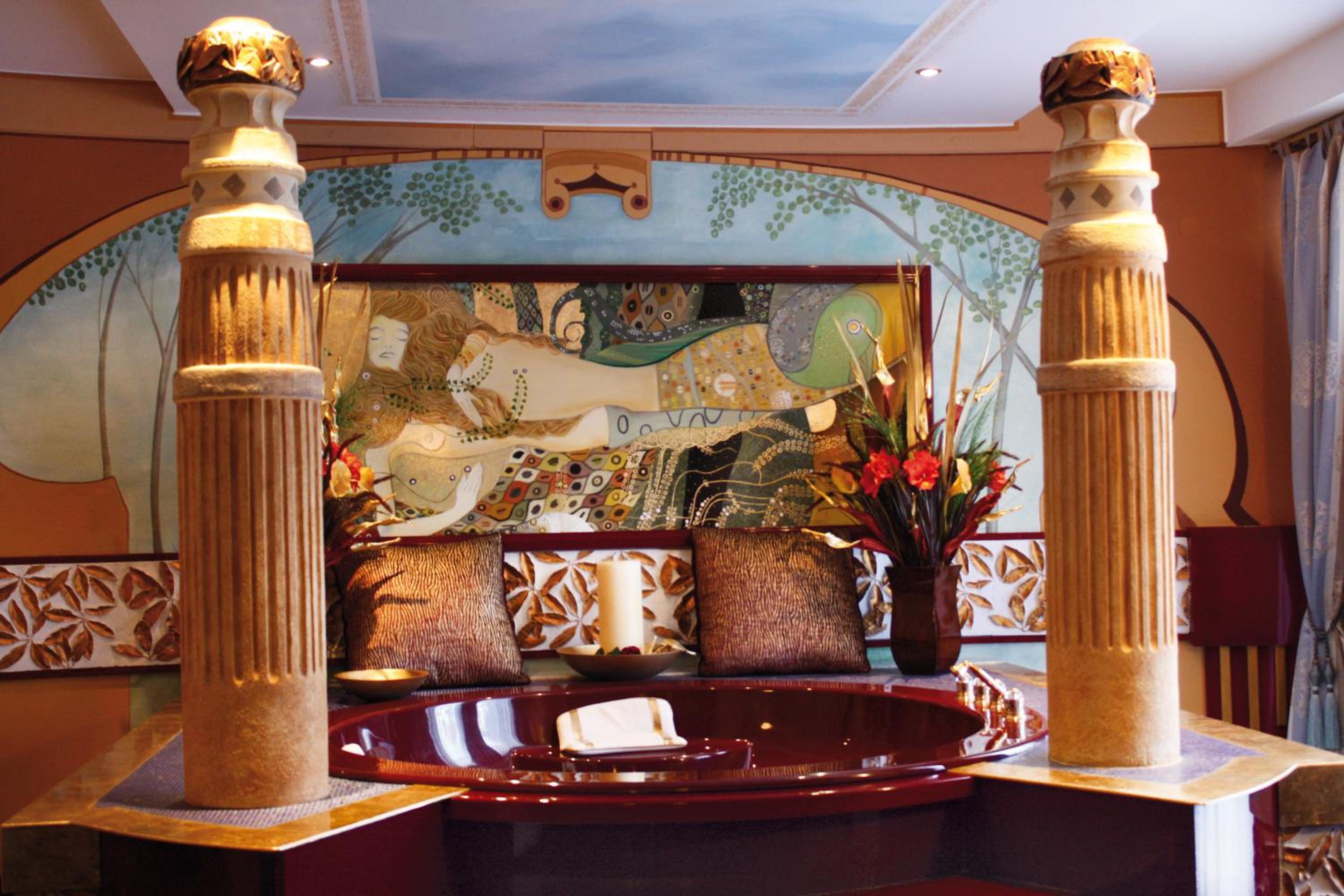 Suite with Hot Tub - Photo 4
