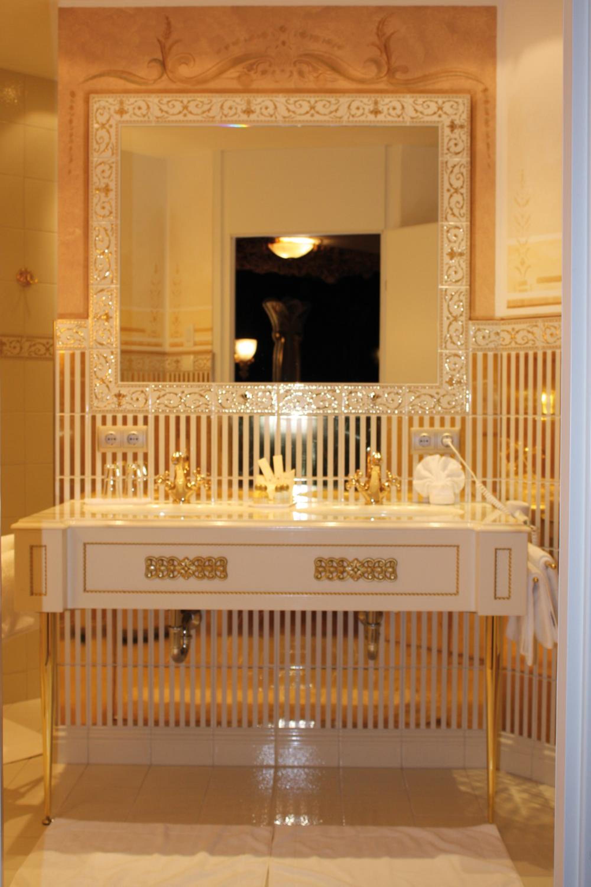 Suite with Hot Tub - Photo 8