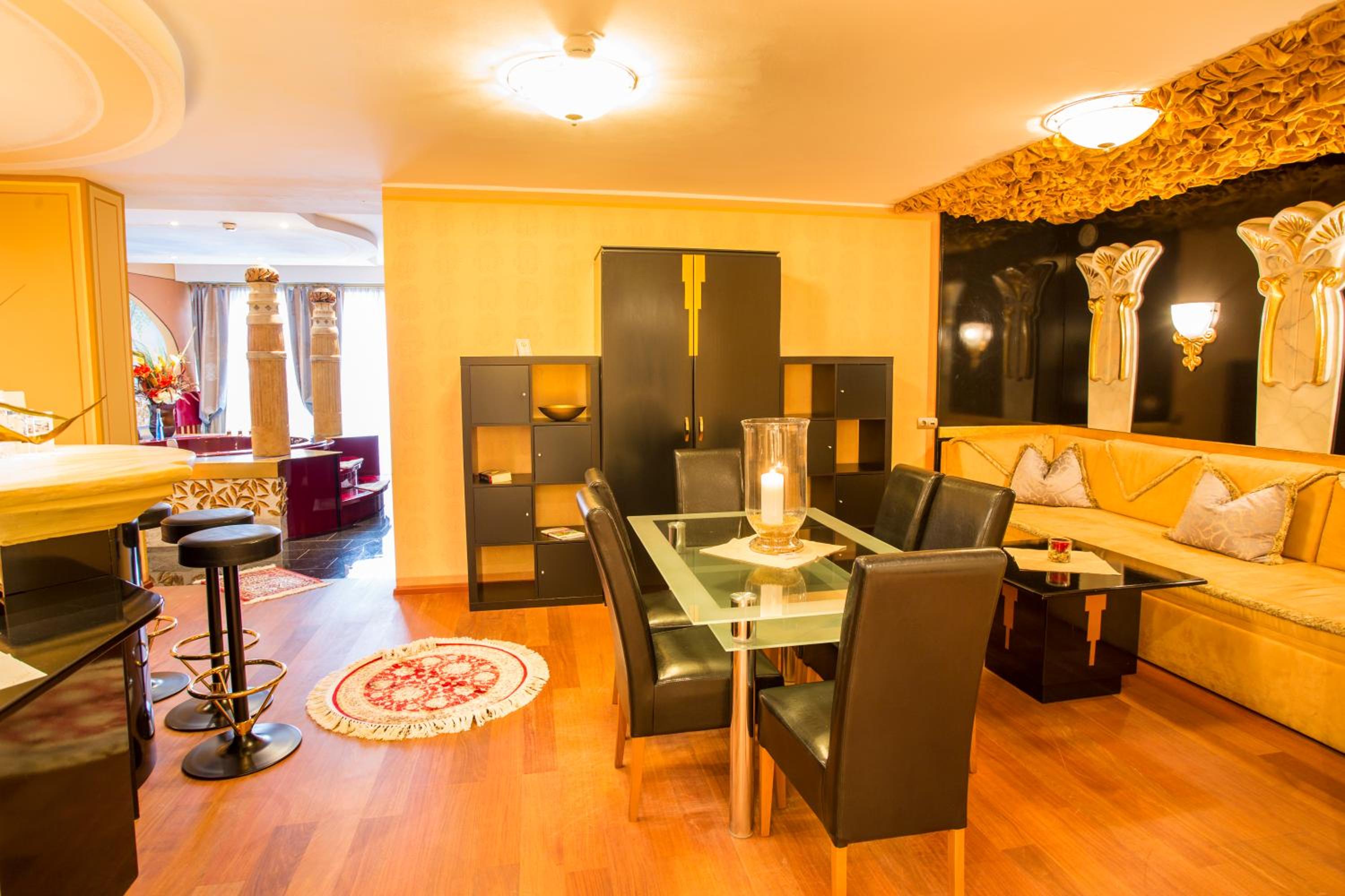Suite with Hot Tub - Photo 6