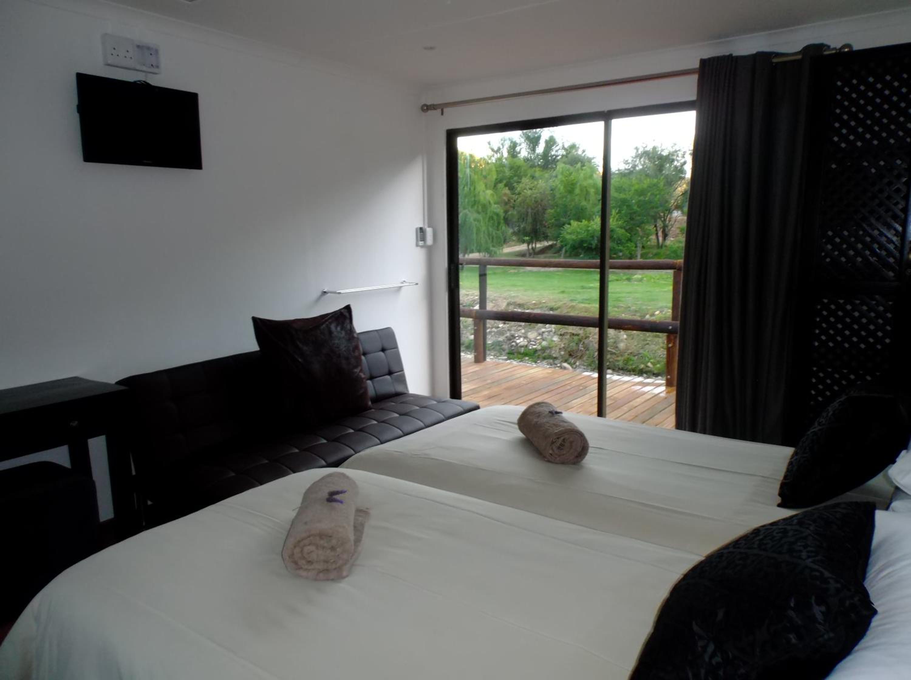 Deluxe Family Suite - Self Catering - Photo 15