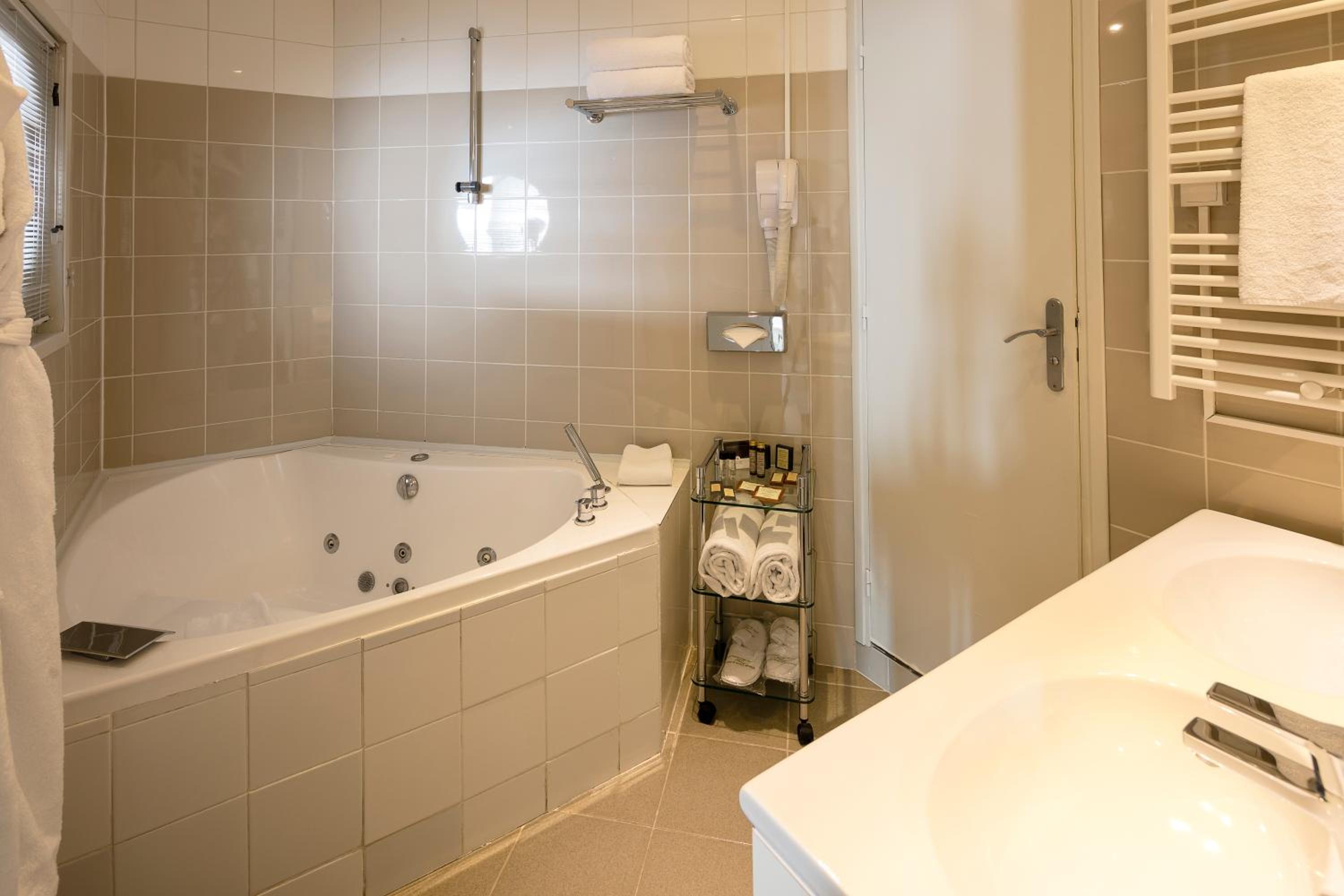 Suite - Photo 3